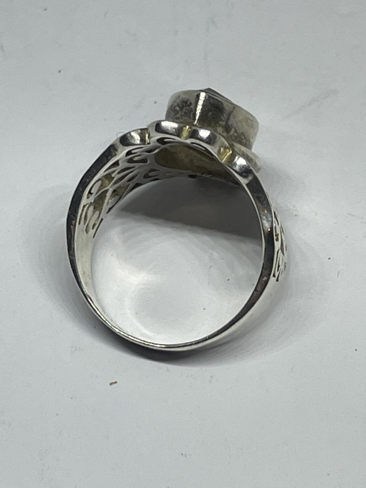 A SILVER DRESS RING WITH A SMOKEY STONE SIZE P/Q IN A PRESENTATION BOX - Image 4 of 4