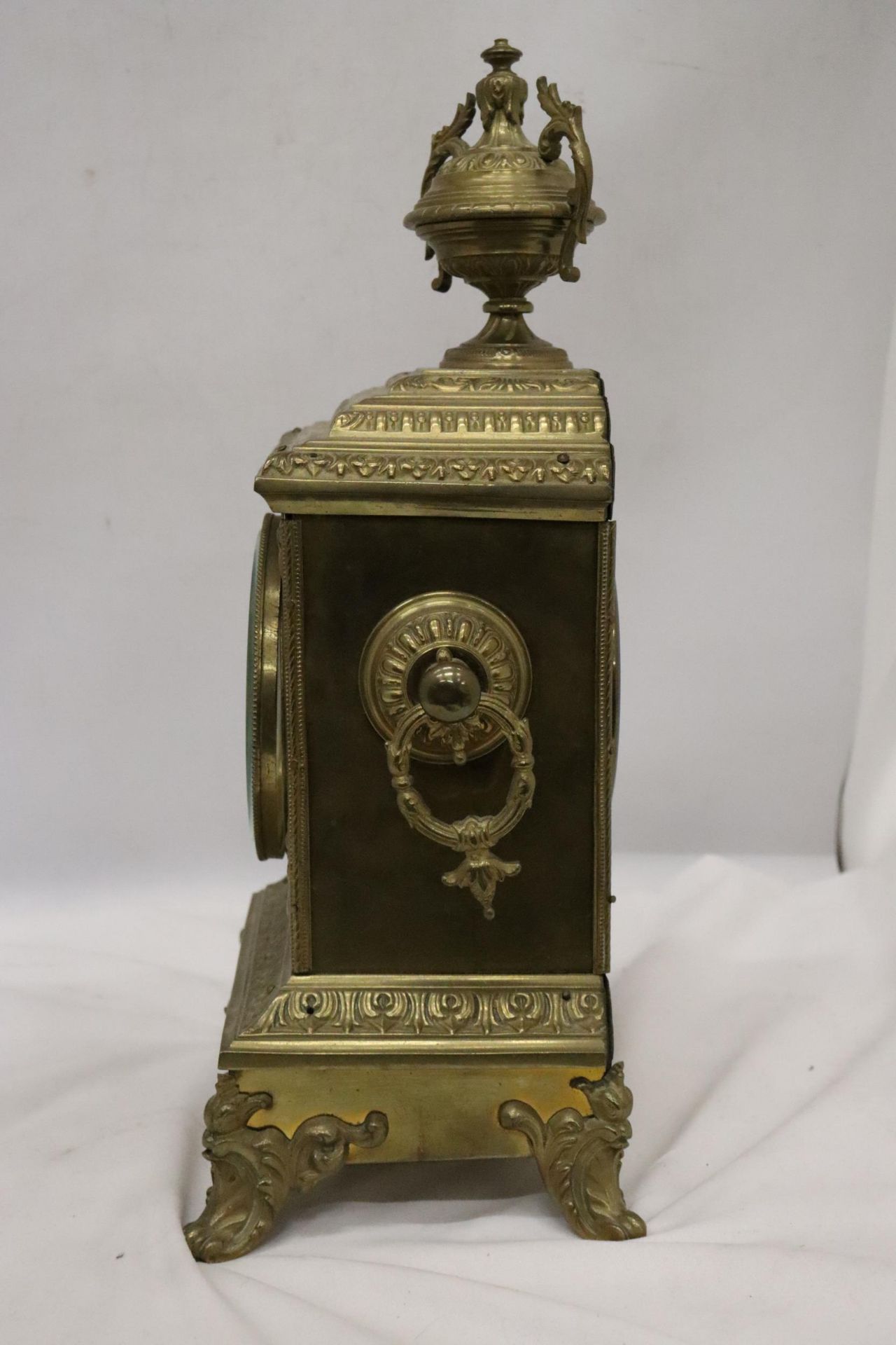 A FRENCH GILT BRASS MANTLE CLOCK WITH KEY - Image 4 of 9