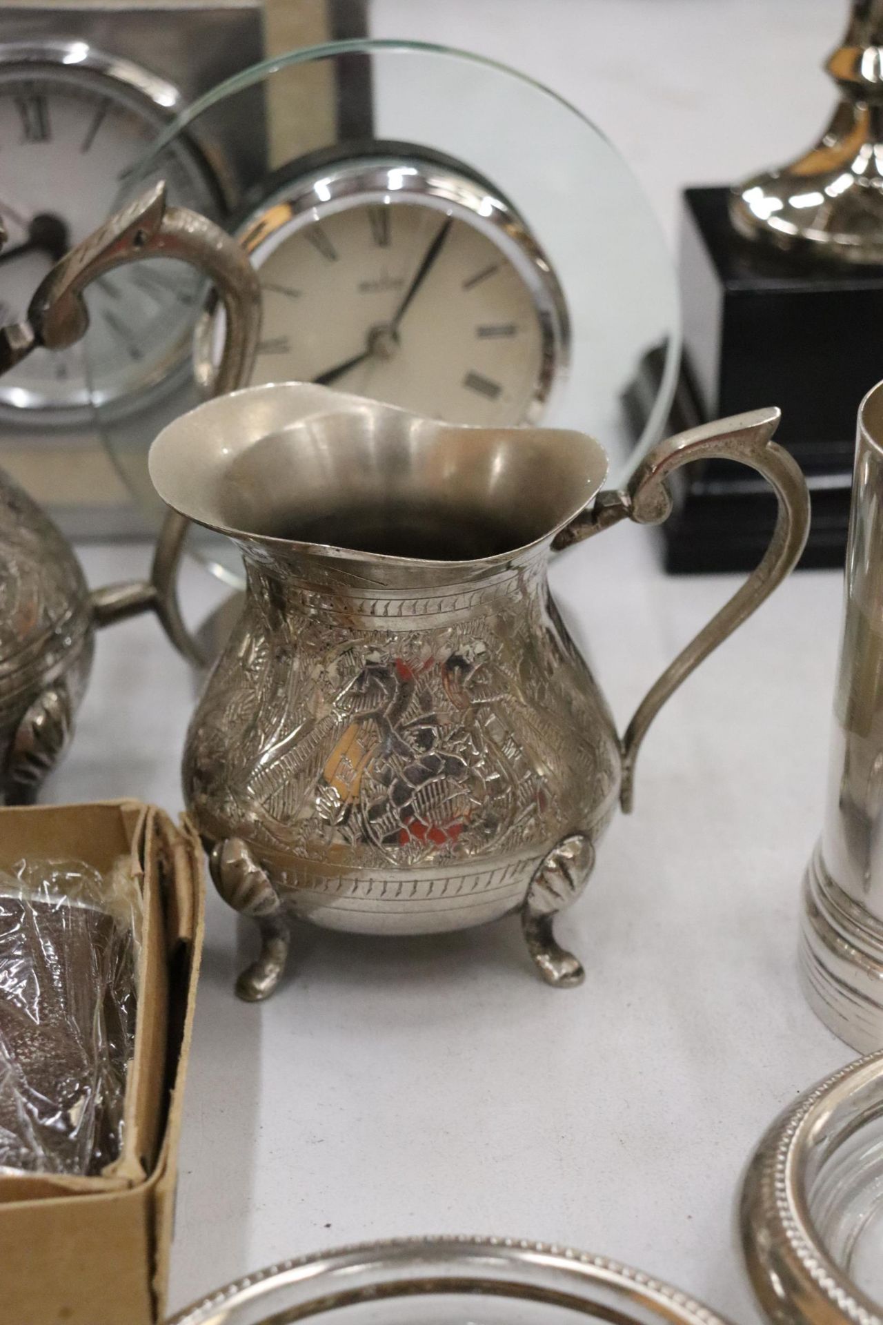 A QUANTITY OF SILVER PLATED ITEMS TO INCLUDE A TEAPOT, TANKARDS, A TROPHY, HIP FLASK, CLOCKS, ETC - Image 12 of 12