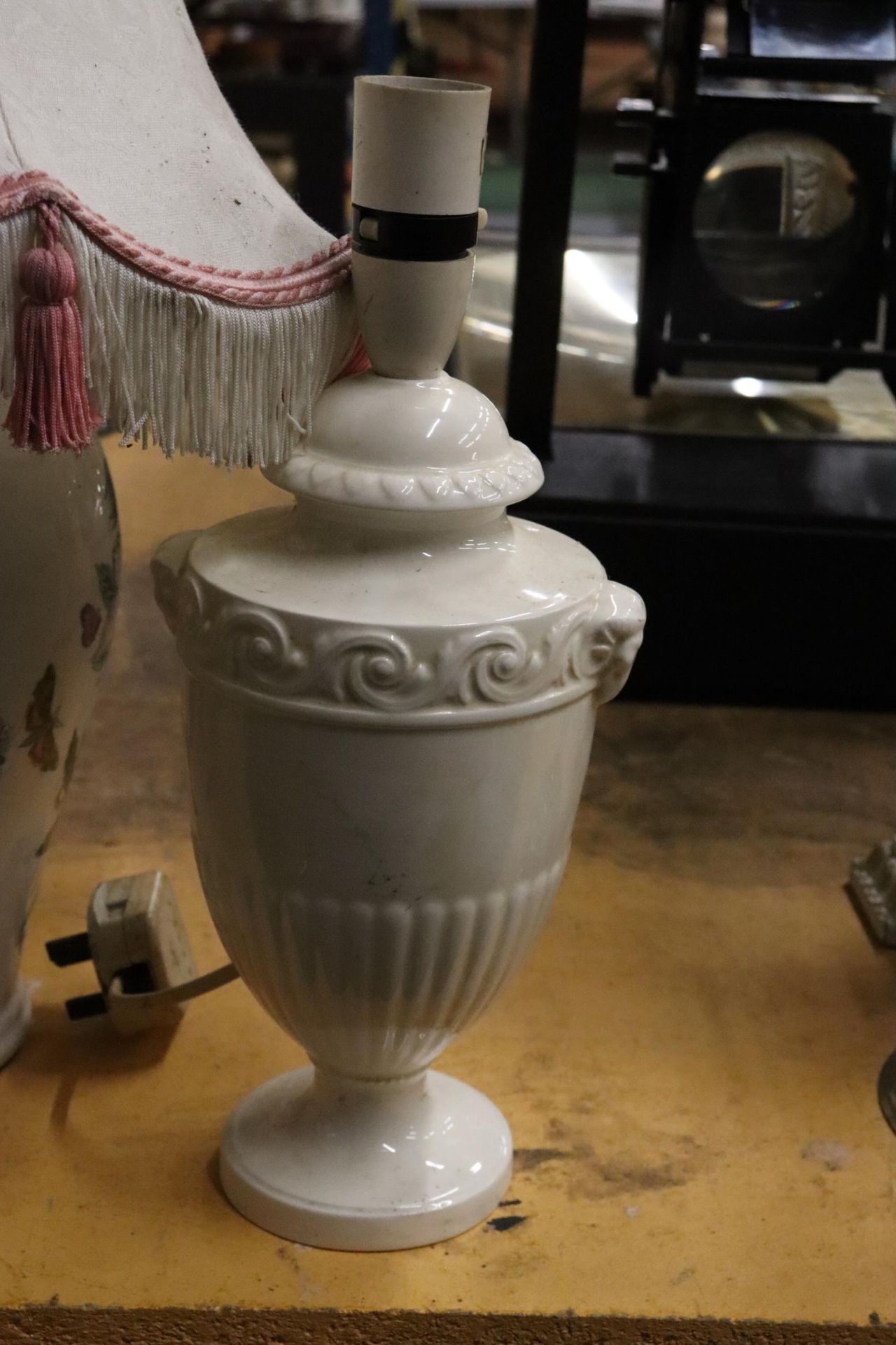 TWO TABLE LAMPS TO INCLUDE A PORTMEIRION, HEIGHT 26CM, PLUS A CERAMIC CREAM CLASSICAL STYLE, - Image 3 of 5