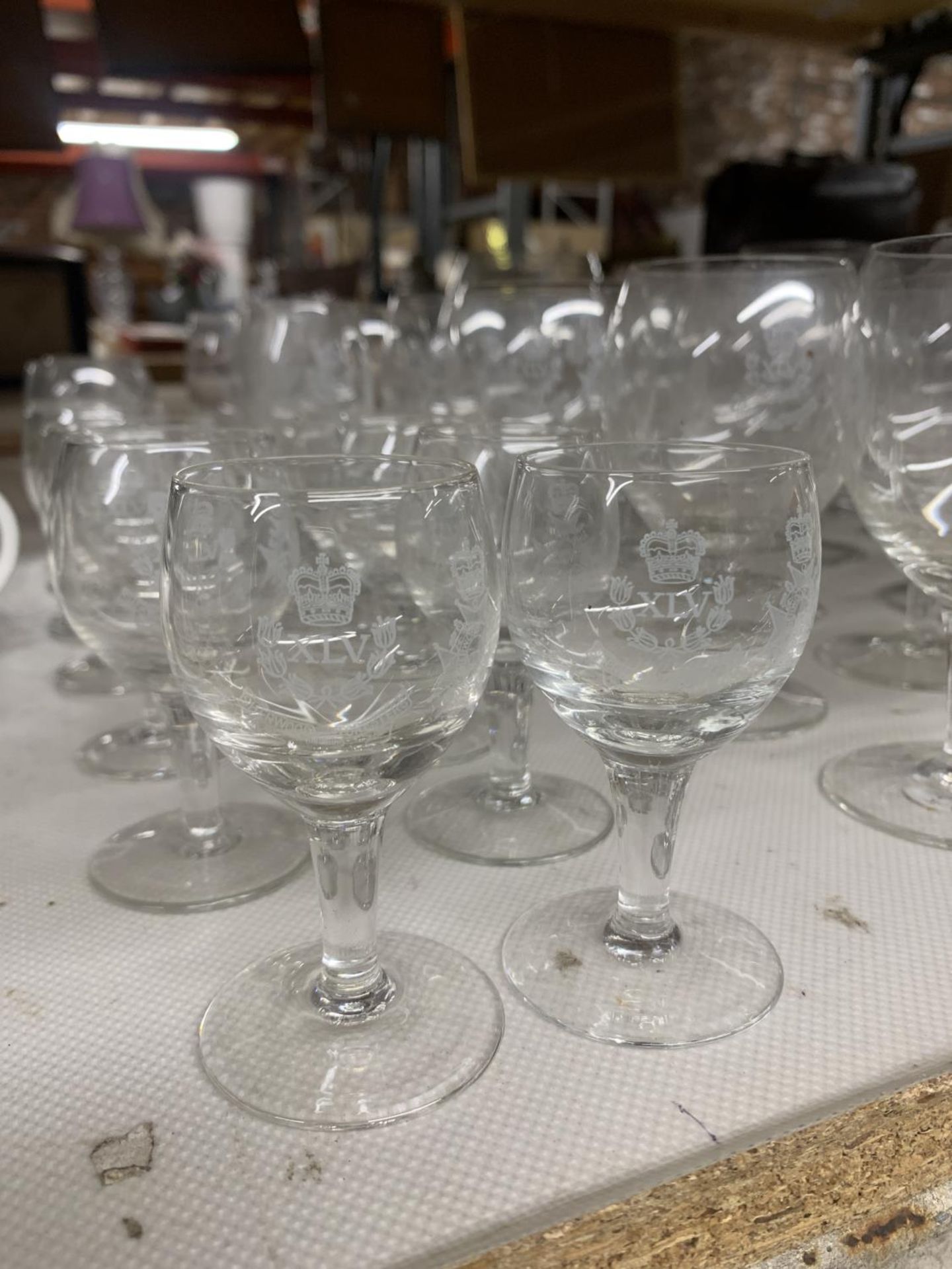 A LARGE QUANTITY OF VARIOUS SIZED GLASSWARE ENGRAVED SHERWOOD FORESTERS - Image 3 of 3