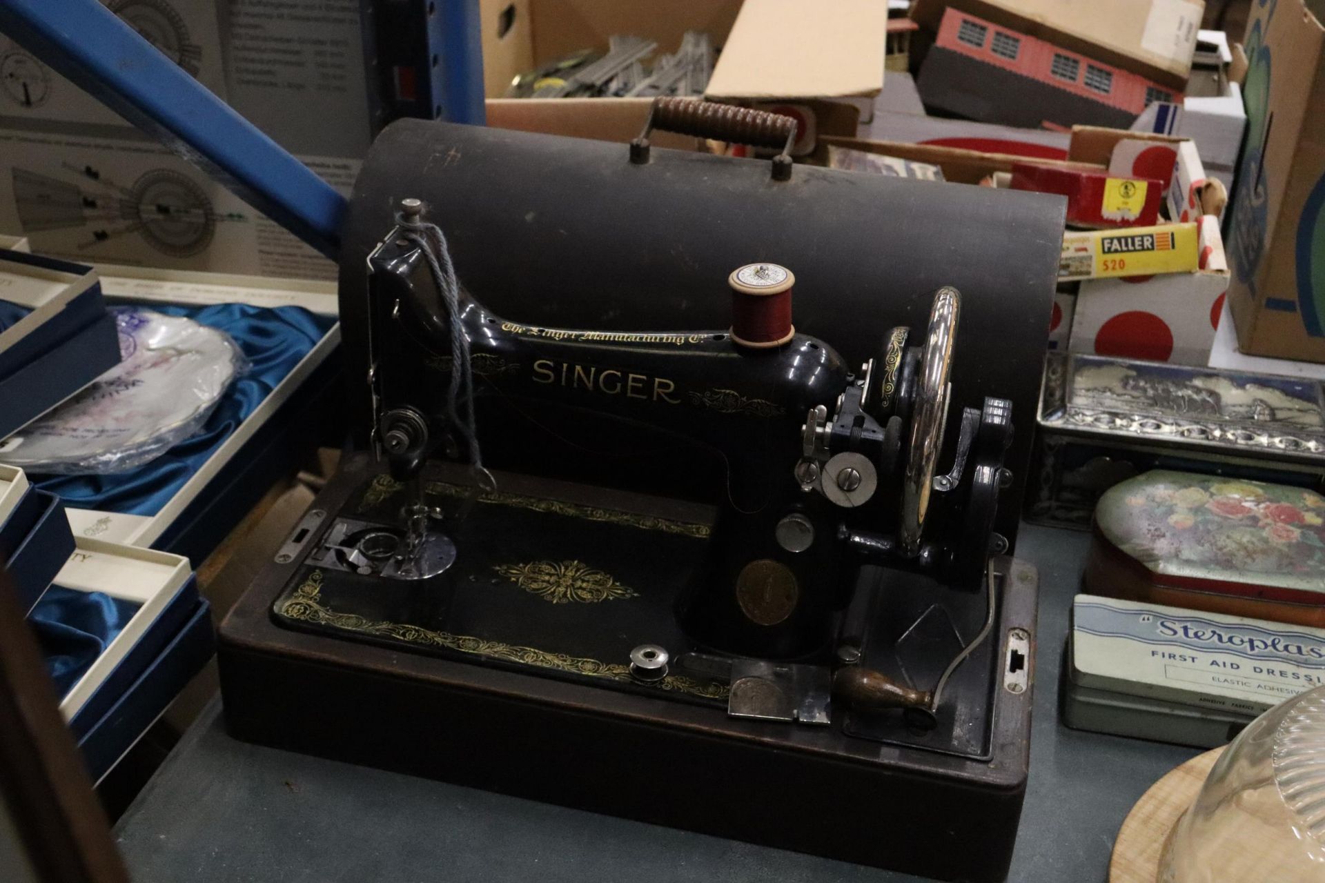 A VINTAGE SINGER SEWING MACHINE WITH ORIGINAL CASE AND KEY - Bild 2 aus 8