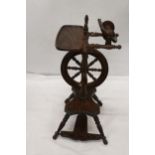 A SMALL VINTAGE WOODEN SPINNING WHEEL, HEIGHT APPROX 42CM