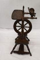 A SMALL VINTAGE WOODEN SPINNING WHEEL, HEIGHT APPROX 42CM