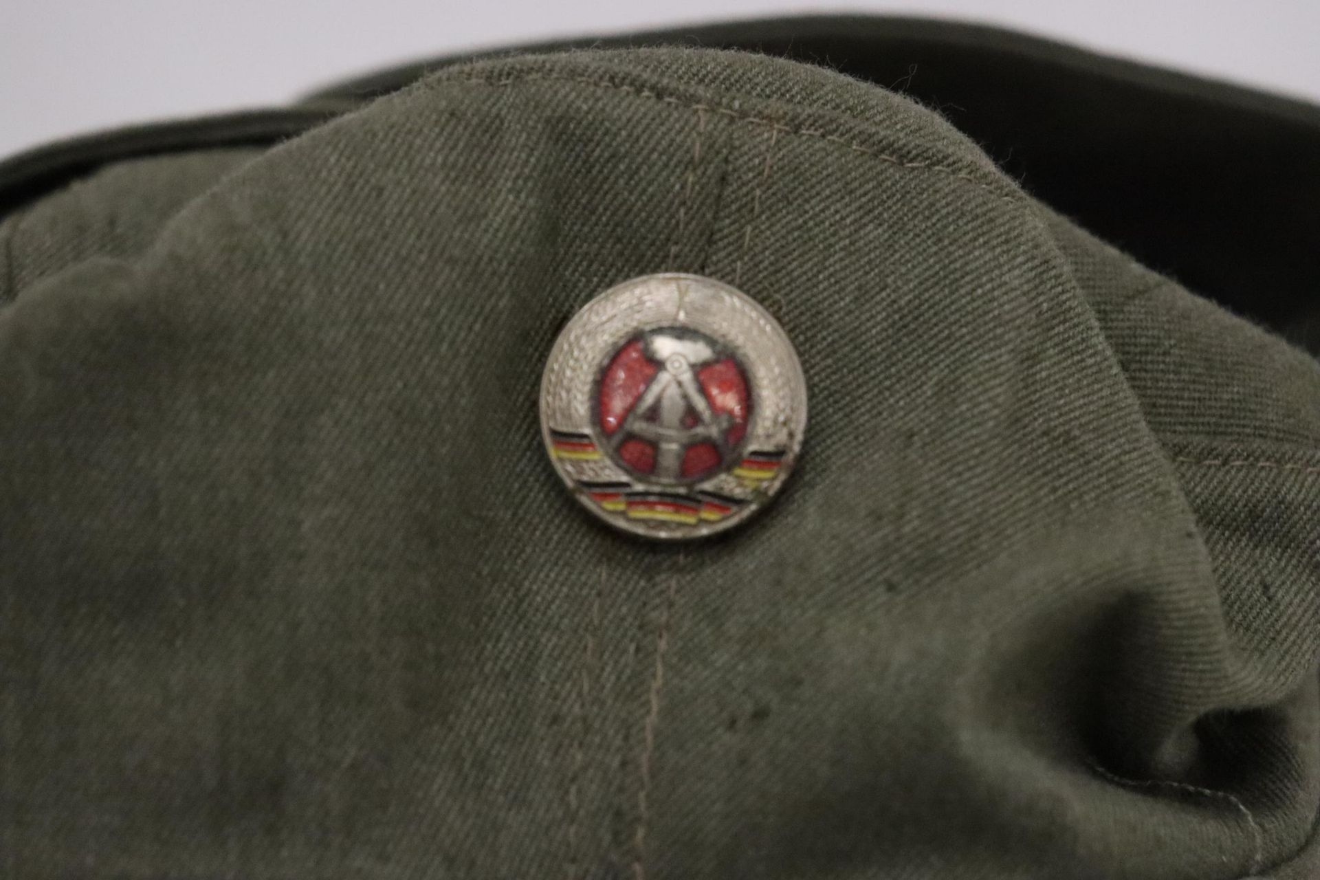 A 1950'S EAST GERMAN MILITARY CAP AND BADGE - Image 2 of 6