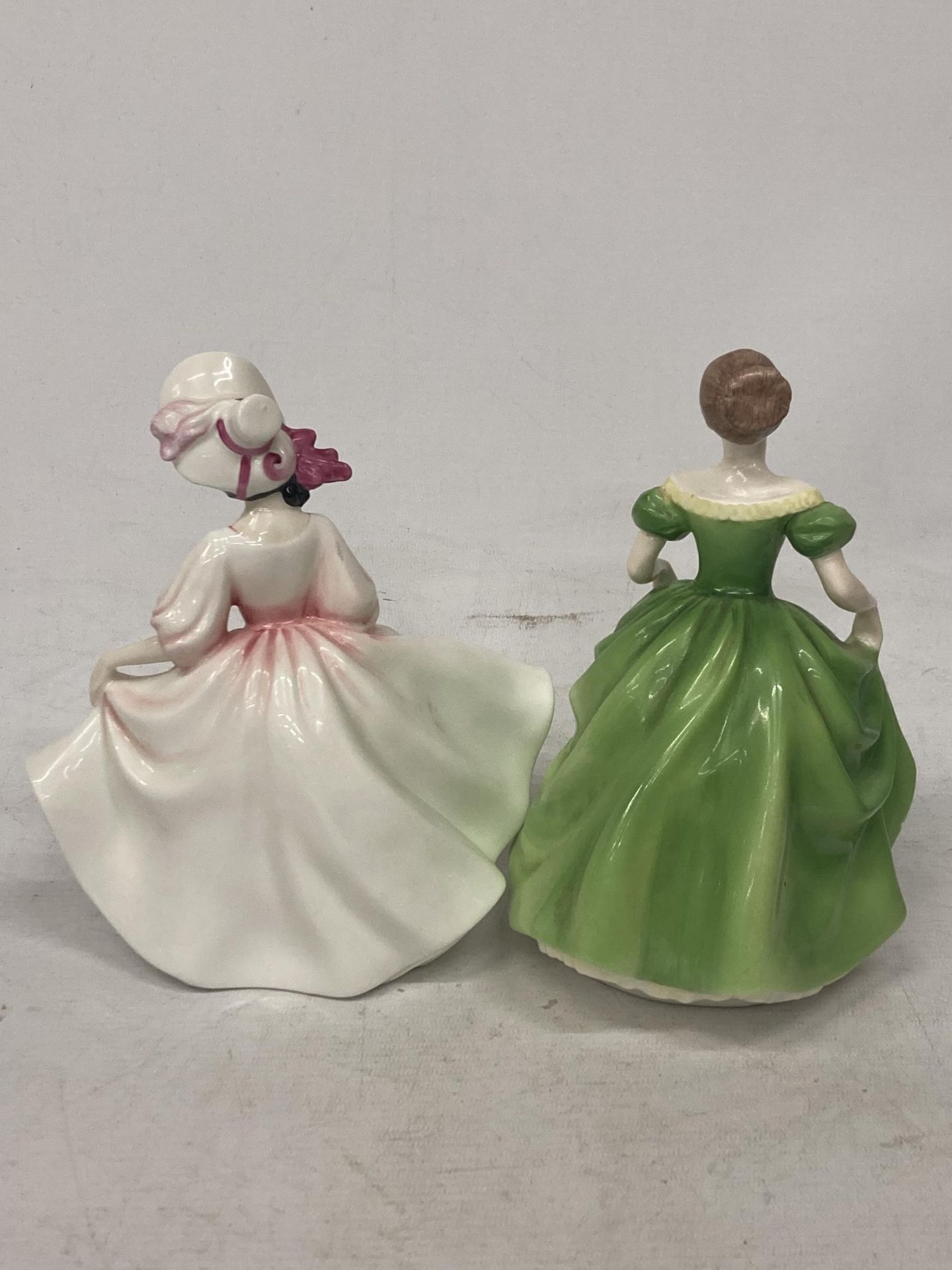 A ROYAL DOULTON SUNDAY BEST FIGURINE MODELLED BY PEGGY DAVIES (2ND QUALITY) AND COALPORT - HEATHER - Image 3 of 5