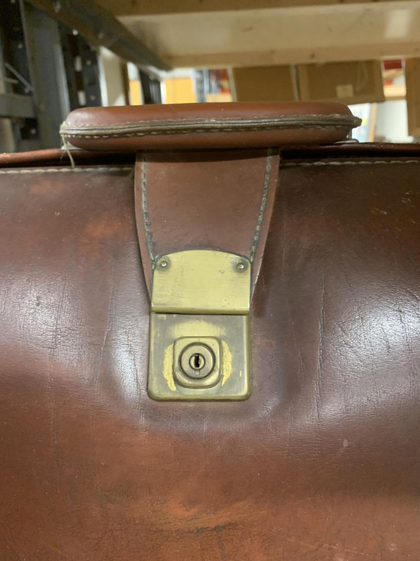 A VINTAGE LEATHER SUITCASE WITH A CANADIAN PACIFIC RAILWAY LABEL PLUS A VINTAGE LEATHER BRIEFCASE - Image 3 of 5