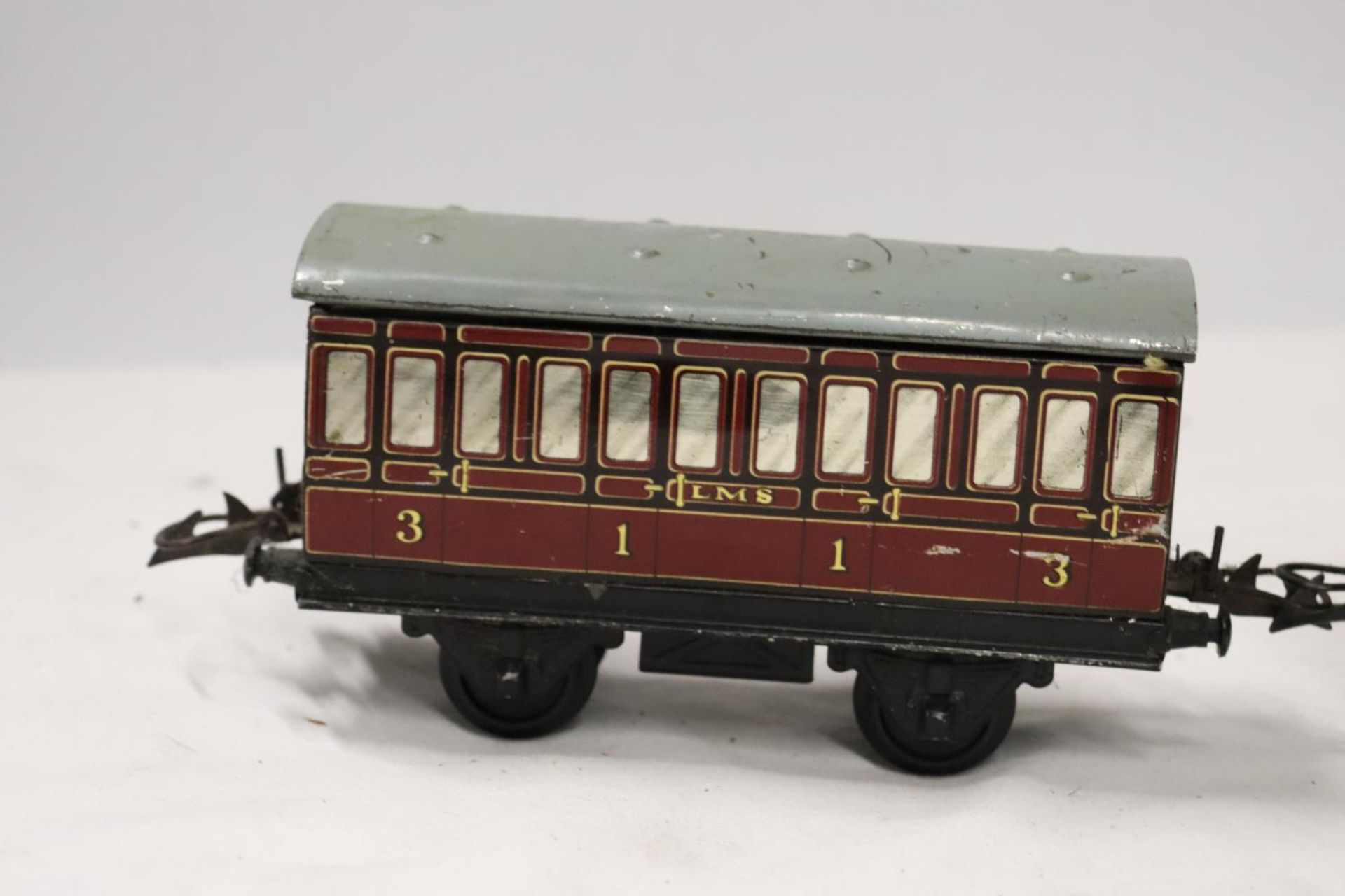 TWO HORNBY .30 GAUGE METAL RAILWAY CARRIAGES LENGTH 17 CM - Image 2 of 7