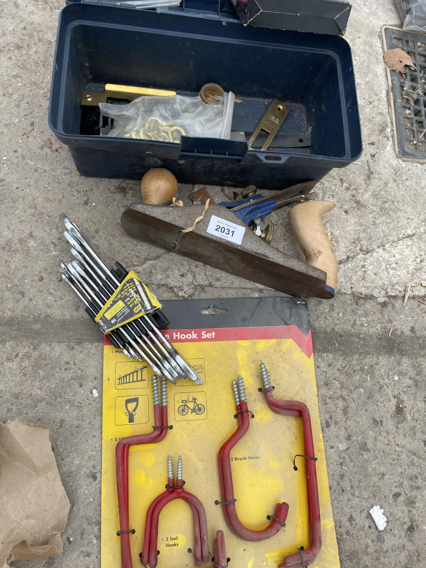 AN ASSORTMENT OF TOOLS TO INCLUDE DRILL BITS, SPANNERS AND A WOOD PLANE ETC - Image 5 of 5