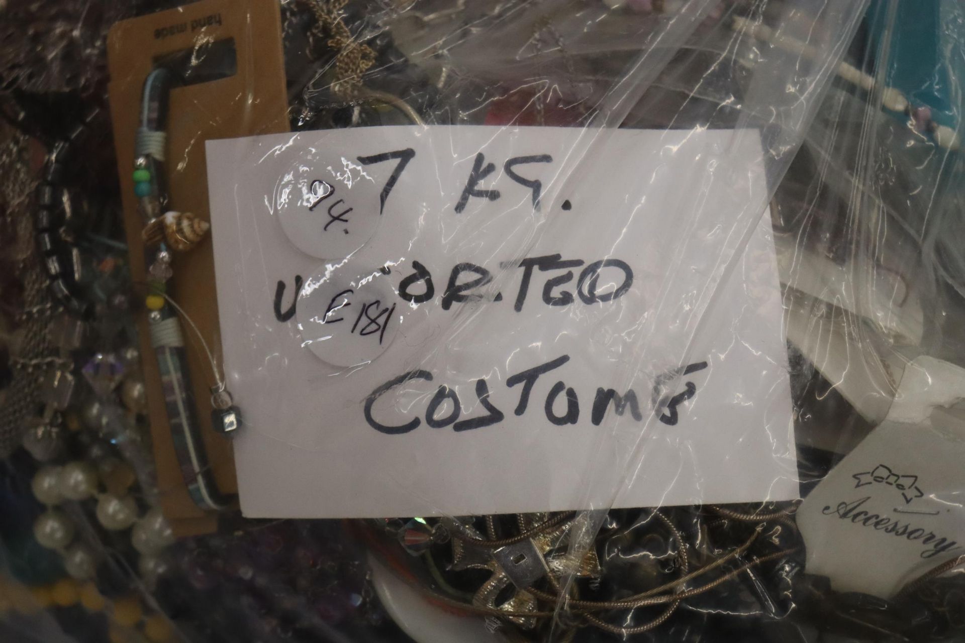 A LARGE QUANTITY OF UNSORTED COSTUME JEWELLERY - 7 KG IN TOTAL - Image 2 of 7