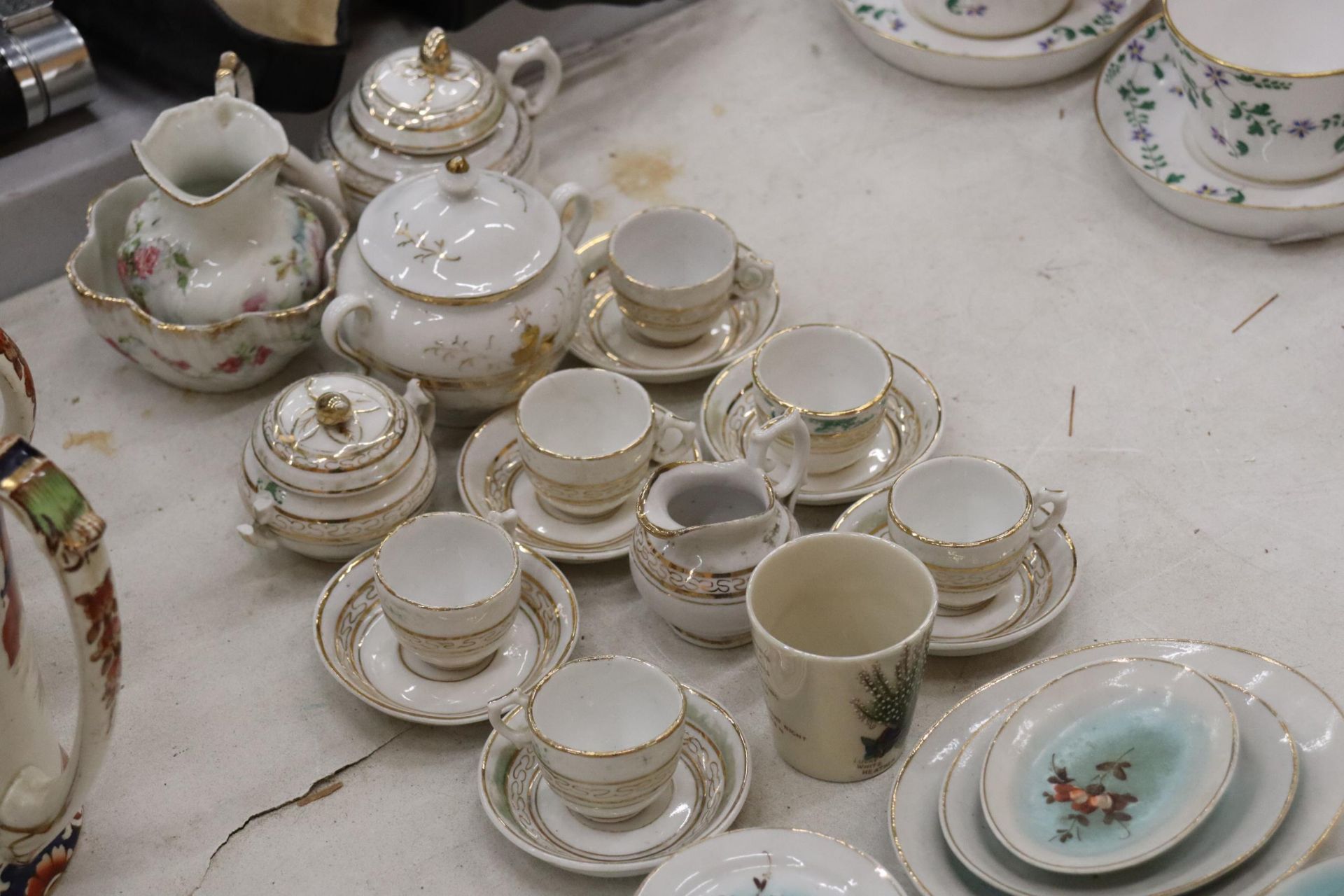 A VINTAGE DOLL'S TEASET AND DINNER SERVICE TO INCLUDE PLATES, CUPS, SAUCERS, TEAPOT, ETC - Image 3 of 10