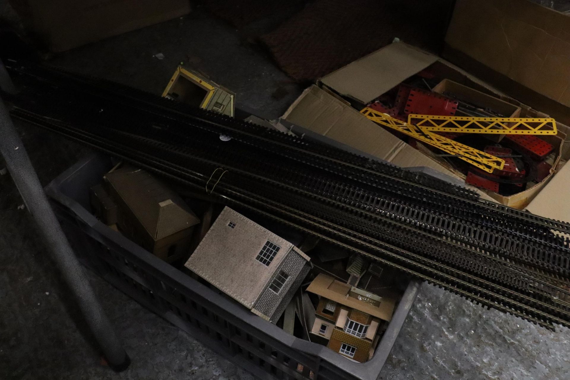 A COLLECTION OF VINTAGE MODEL TRAIN ITEMS TO INCLUDE TRACK, BUILDINGS, ETC - Image 4 of 6