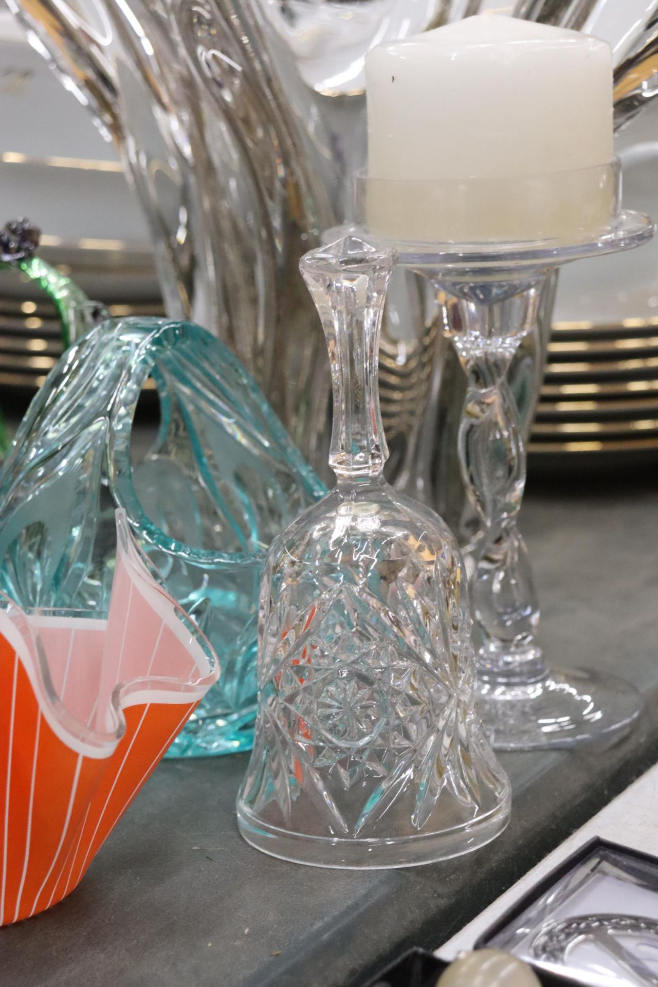 A QUANTITY OF GLASSWARE TO INCLUDE A LARGE ART GLASS BOWL, HANDKERCHIEF BOWL, BASKET BOWLS, BELLS, A - Bild 5 aus 9