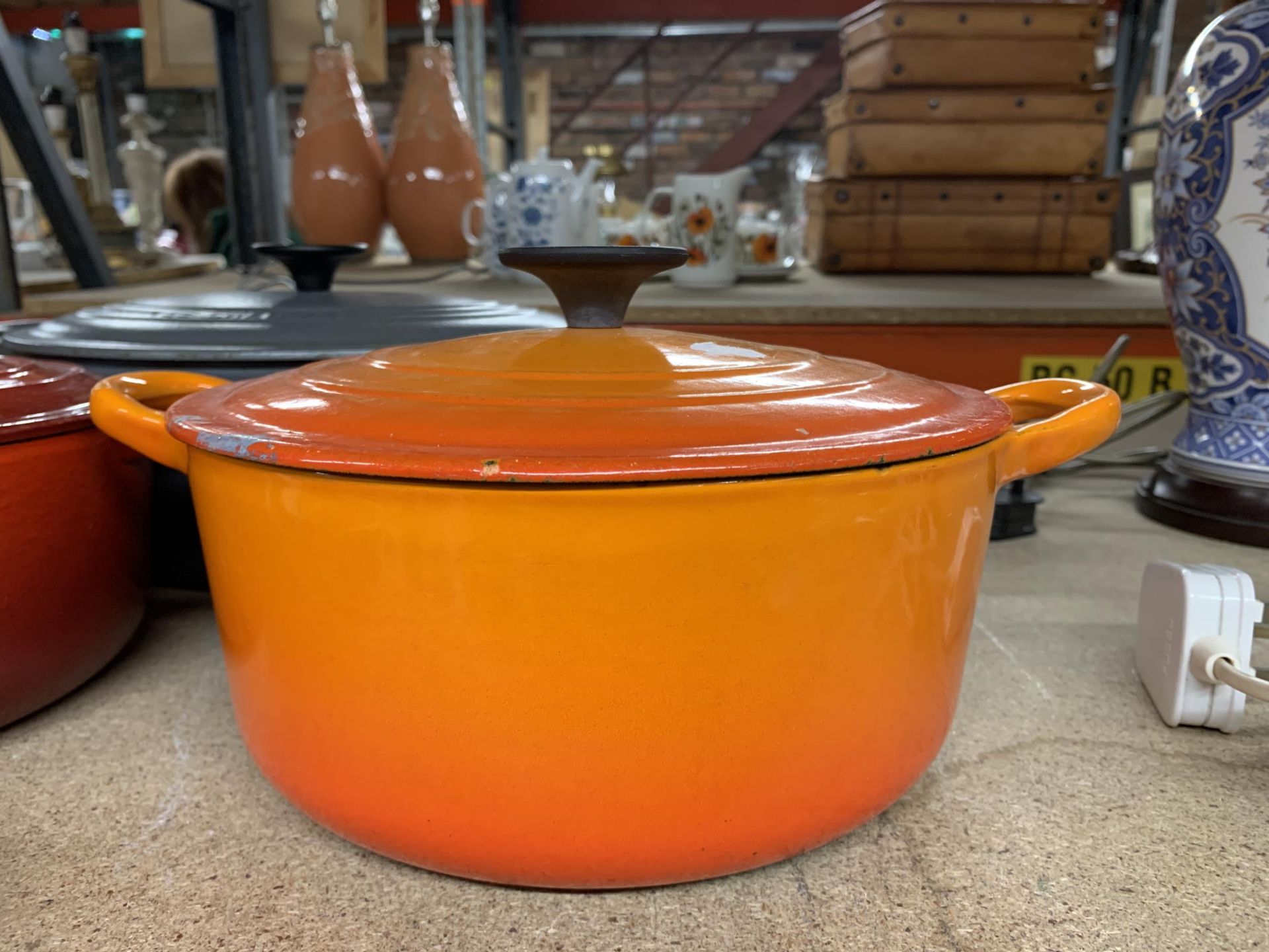 FIVE PIECES OF LE CREUSET COOK WARE TO INCLUDE THREE LIDDED CASSEROLE DISHES IN GRADUATING SIZES AND - Image 2 of 4