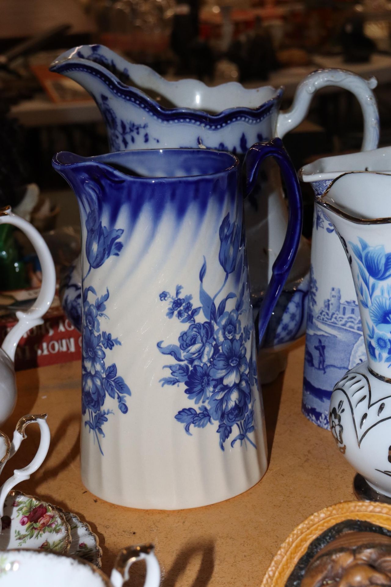 A COLLECTION OF VINTAGE BLUE AND WHITE JUGS PLUS A VASE - 5 IN TOTAL - Image 6 of 7