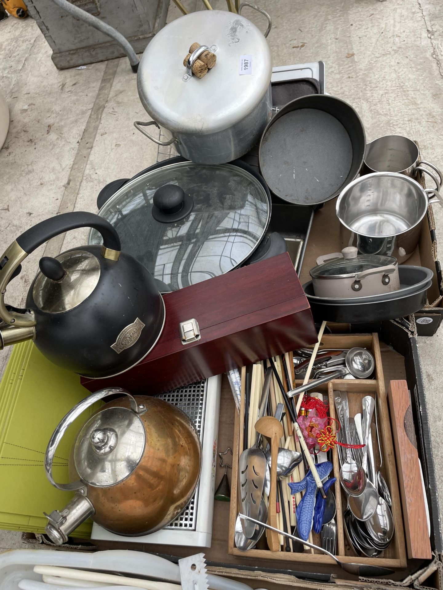 A LARGE ASSORTMENT OF KITCHEN ITEMS TO INCLUDE POTS AND PANS, FLAT WARE AND UTENSILS ETC - Image 3 of 3