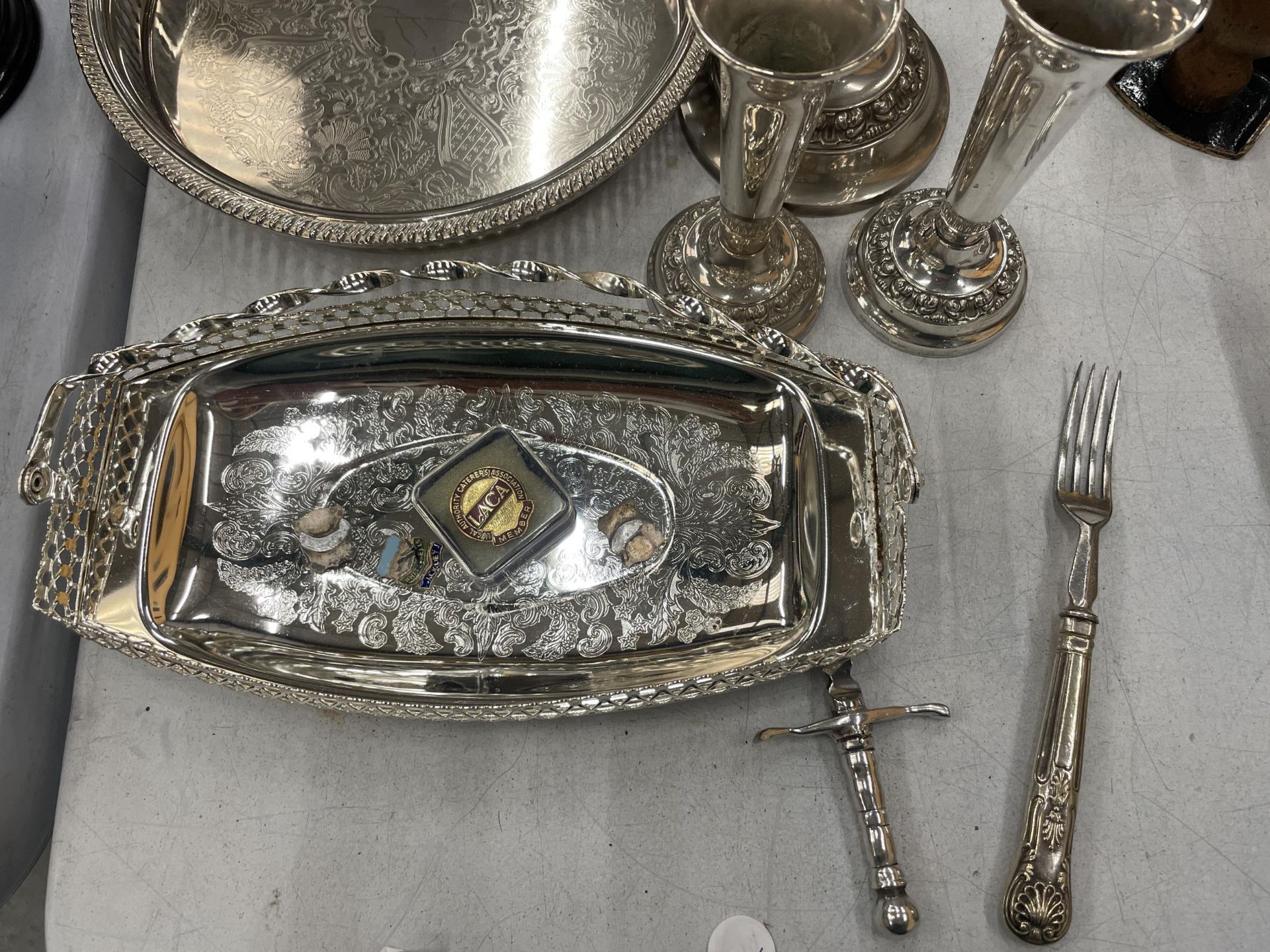 A QUANTITY OF SILVER PLATED ITEMS TO INCLUDE TRAYS, A CANDLEABRA, TOAST RACK, BUD VASES, SUGAR - Image 2 of 5