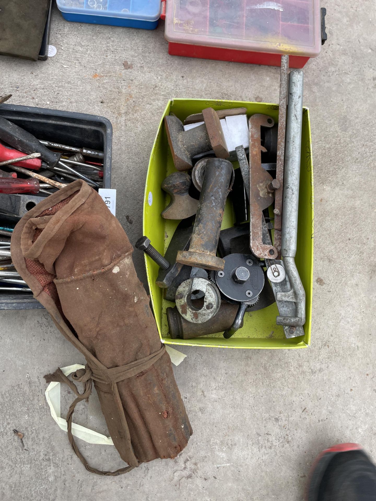 AN ASSORTMENT OF HAND TOIOLS AND HARD WARE TO INCLUDE SCREW DRIVERS, GREASE NIPPLES AND A CLARKE HEX - Image 4 of 4