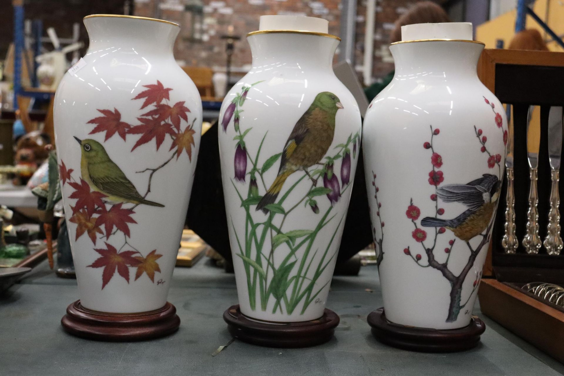 THREE LARGE FRANKLIN PORCELAIN VASES WITH JAPANESE CHARACTERS TO BASE AND WOODEN STANDS, THE HERALDS - Image 6 of 7