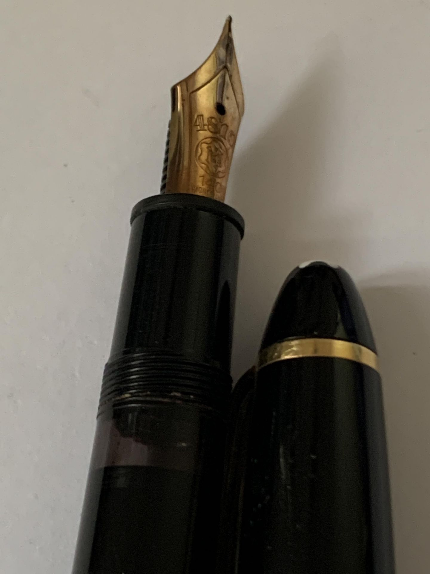 A MONT BLANC MEISTERSTUCK GOLD COATED LE GRAND FOUNTAIN PEN WITH 18 CARAT GOLD MEDIUM NIB - Image 5 of 8