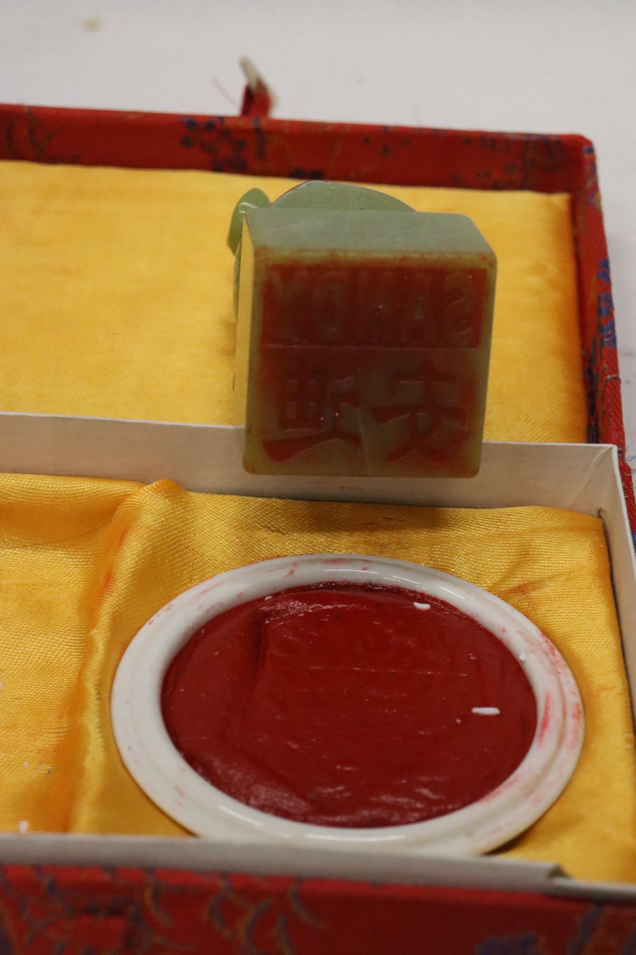 AN ORIENTAL JADE STYLE FOO DOG SEAL AND WAX IN A PRESENTATION BOX - Image 7 of 7