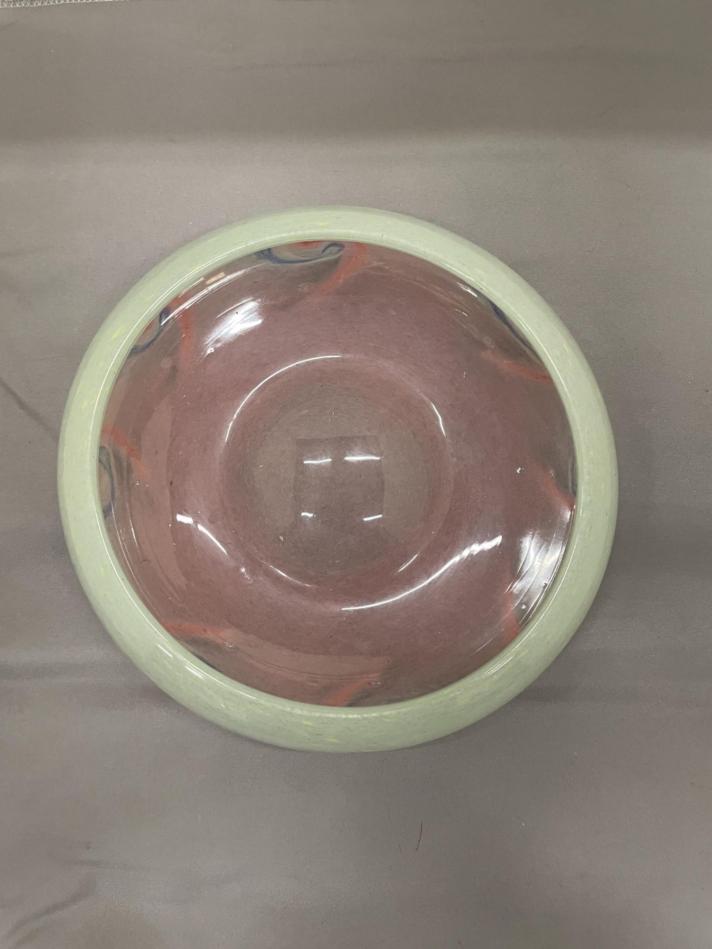 A FROSTED PINK AND GREEN STUDIO GLASS BOWL, DIAMETER 19CM - Image 3 of 3