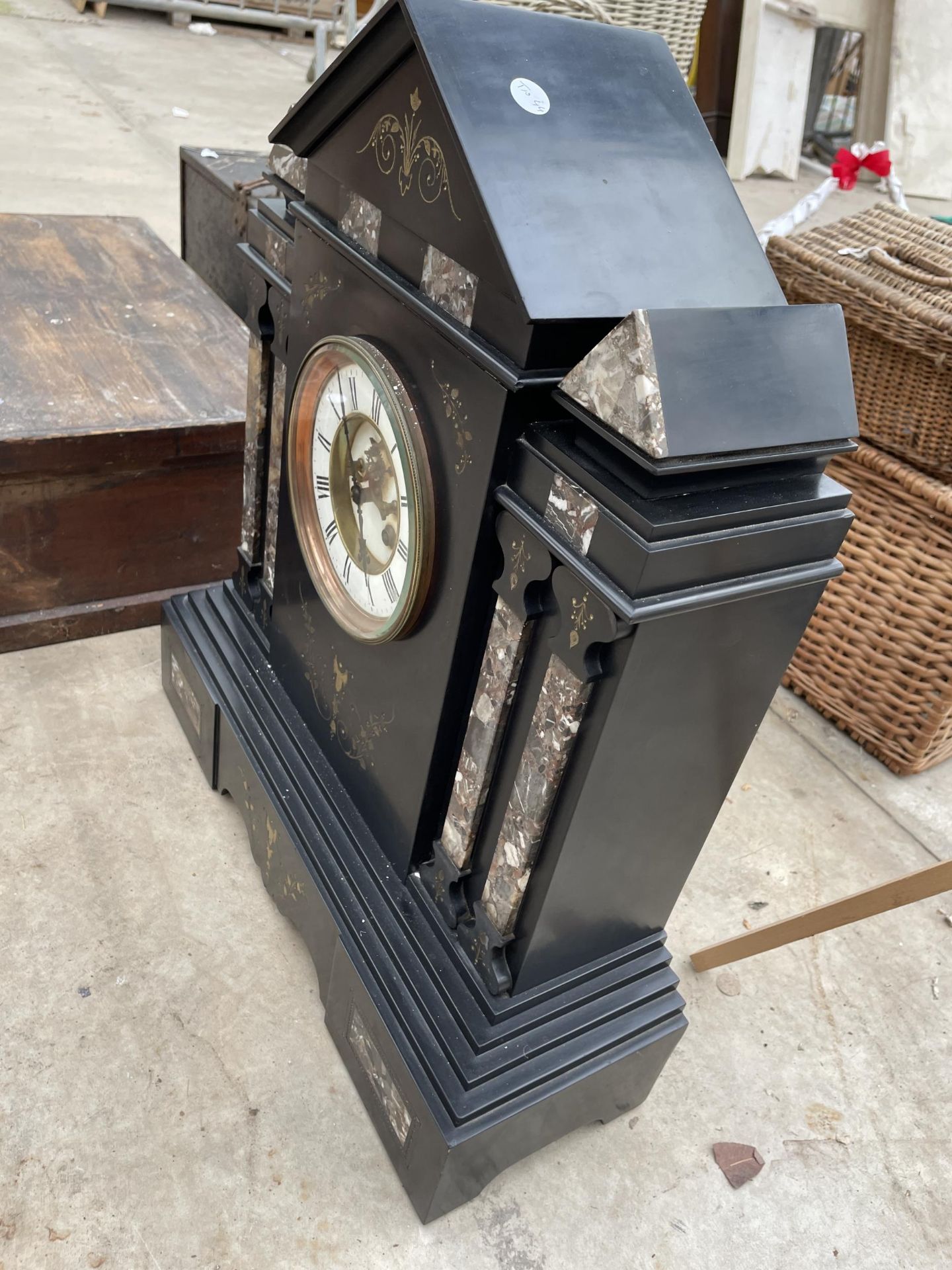 A LARGE HEAVY SLATE MANTLE CLOCK WITH WINDING KEY - Image 4 of 6