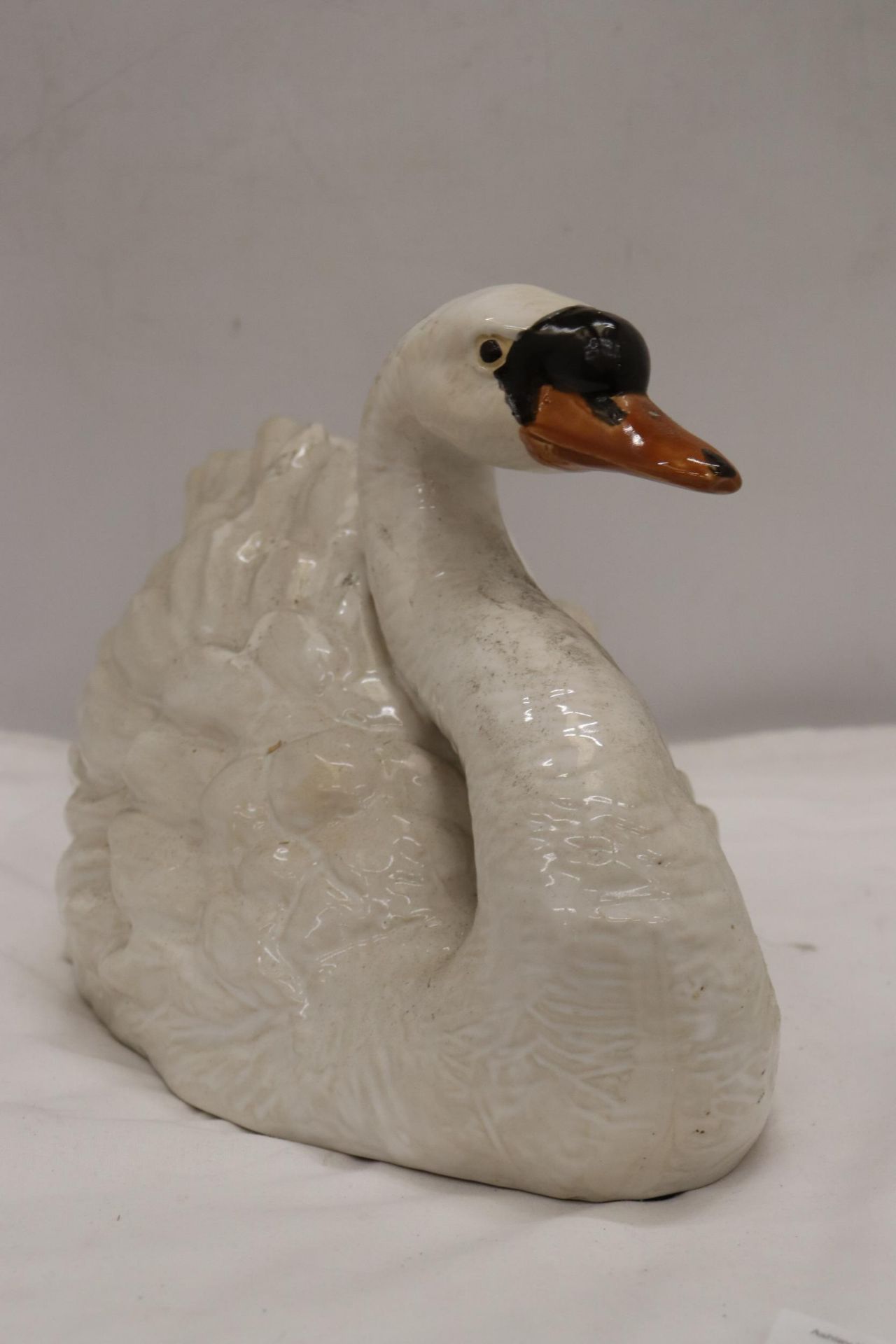 A LARGE CERAMIC SWAN - Image 3 of 5