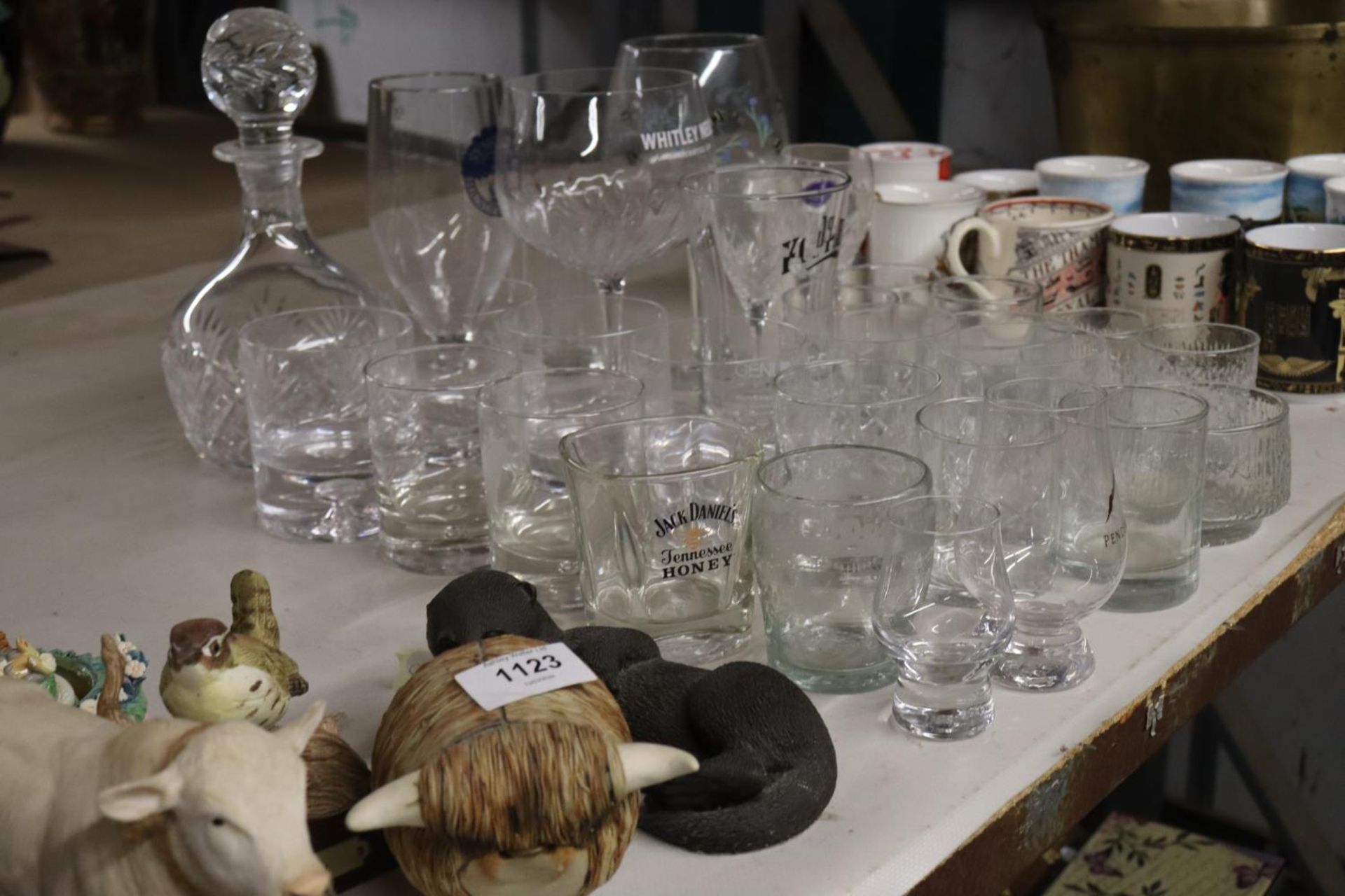 A QUANTITY OF VARIOUS GLASSWARE TO INCLUDE A DECANTER, GIN GLASSES, TUMBLERS ETC - Image 2 of 6