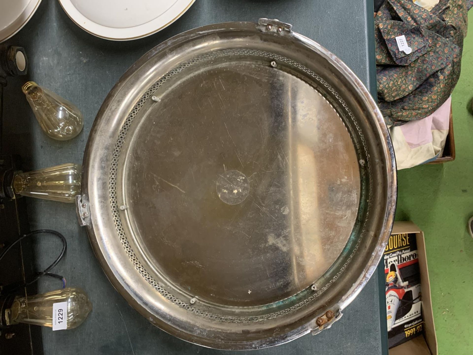 AN ART DECO CIRCULAR MIRRORED CAKE STAND WITH ORIGINAL STORAGE BOX 38CM DIAMETER - Image 3 of 4