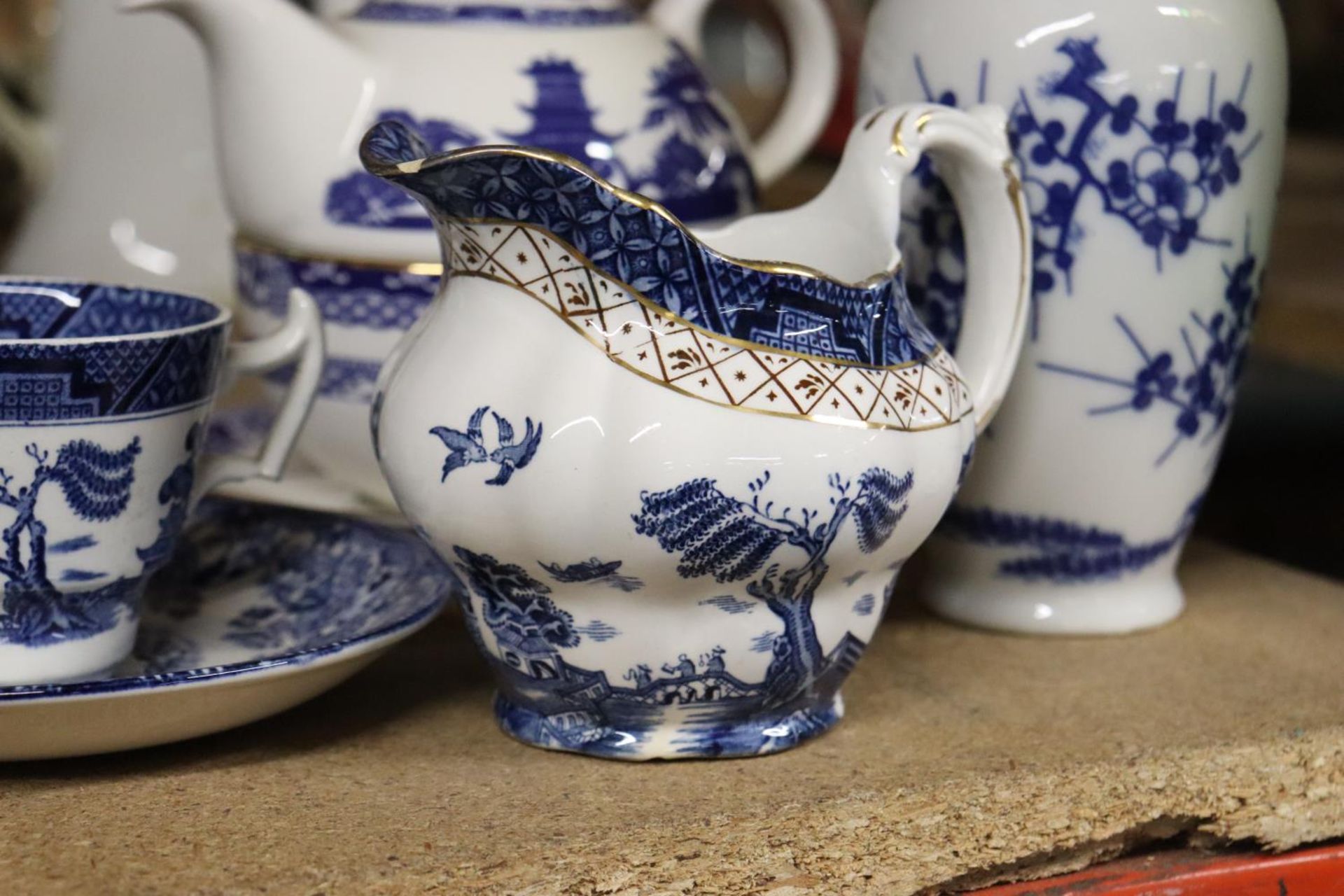 VARIOUS ITEMS OF BLUE AND WHITE WARE TO INCLUDE A TEAPOT, JUG, VASE ETC - Image 3 of 5