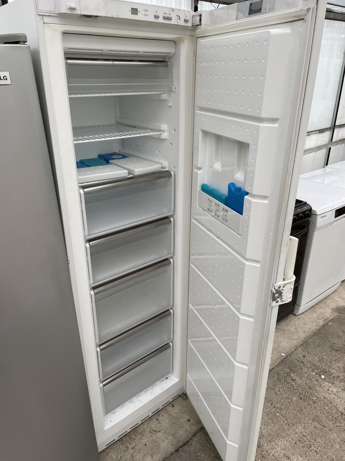 A WHITE SIEMENS UPRIGHT FREEZER - Image 2 of 2