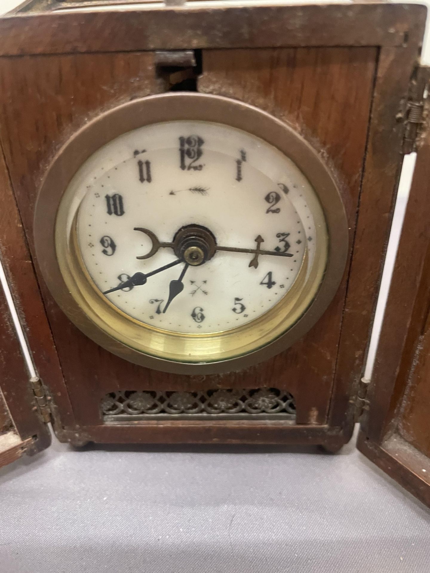 A VINTAGE OAK CASED, GERMAN, TRAVEL CARRIAGE CLOCK WITH ALARM, WORKING AT TIME OF CATALOGUING, NO - Bild 2 aus 3