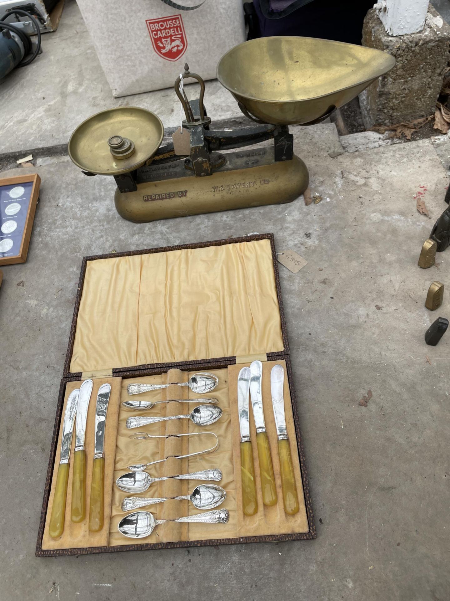 A PAIR OF VINTAGE AVERY BALANCE SCALES AND A CASED SET OF FLAT WARE