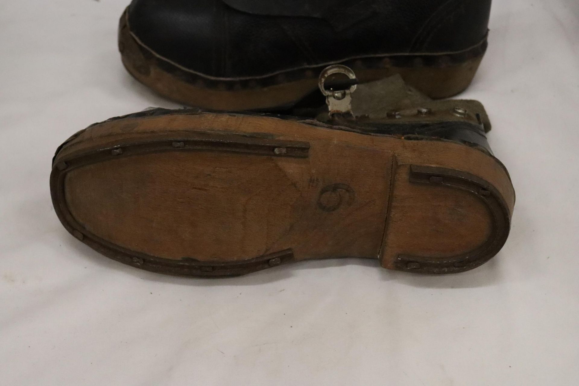 A PAIR OF VINTAGE LEATHER AND WOODEN CLOGS - Image 6 of 6