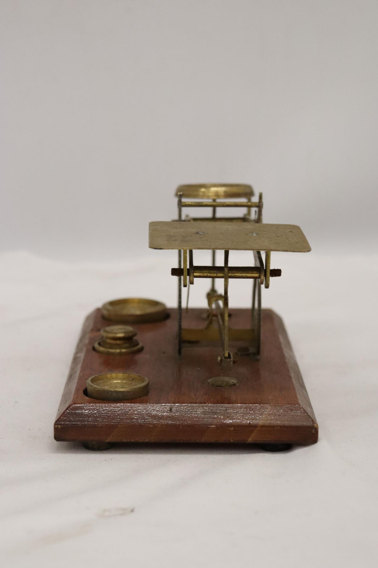 AN ANTIQUE POSTAL SCALE BRASS AND WOOD BASE - Bild 4 aus 7