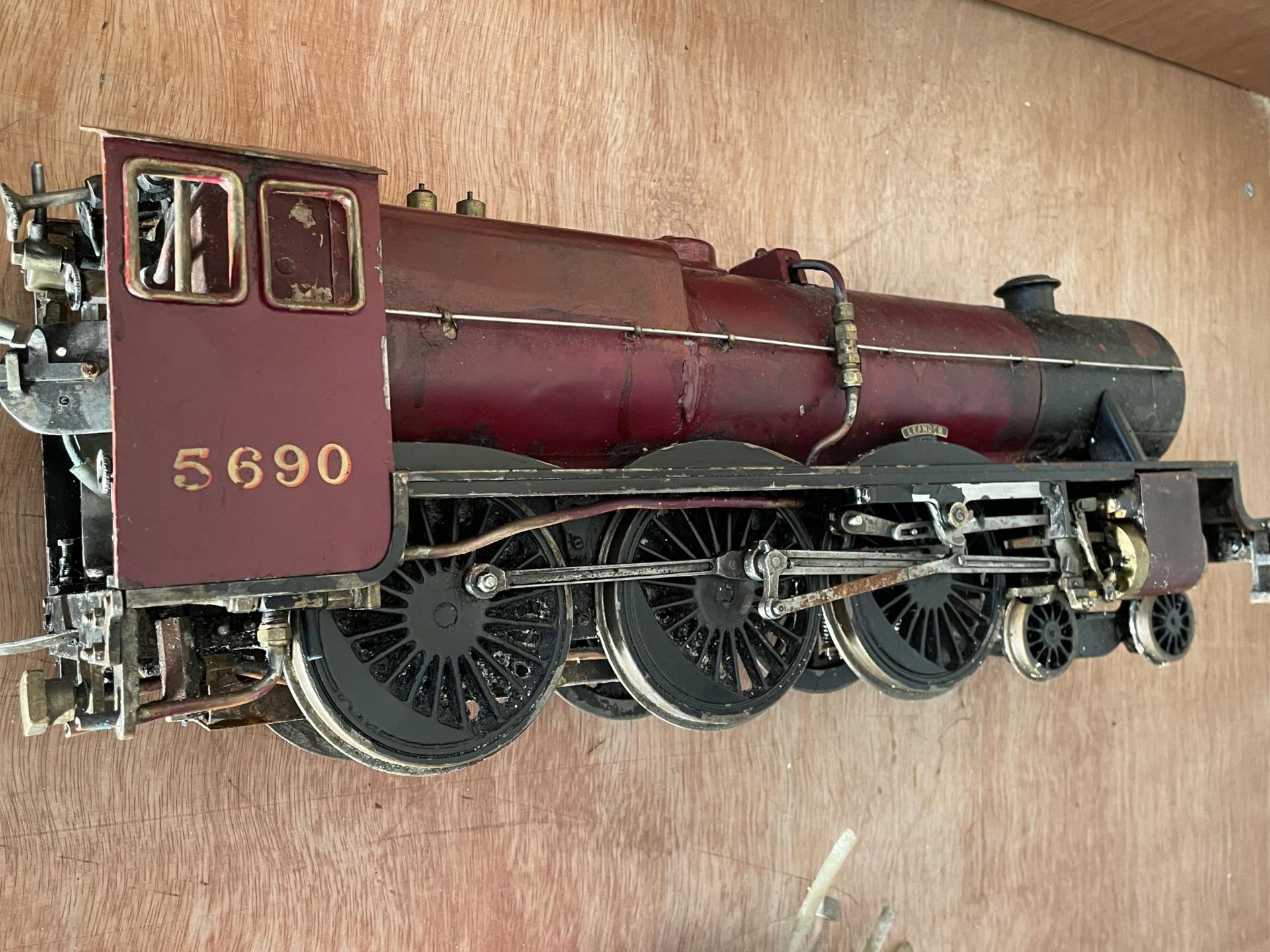 A SCRATCH BUILT LIVE STEAM 2.5" GAUGE 4-6-0 MODEL RAILWAY LOCOMOTIVE AND TENDER NUMBER 5690 IN - Image 2 of 8