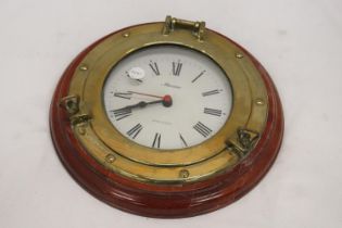 A 20TH CENTURY SWISS MARINE SHIPS PORTHOLE WALL CLOCK WOOD AND SOLID BRASS WITH BATTERY MOVEMENT