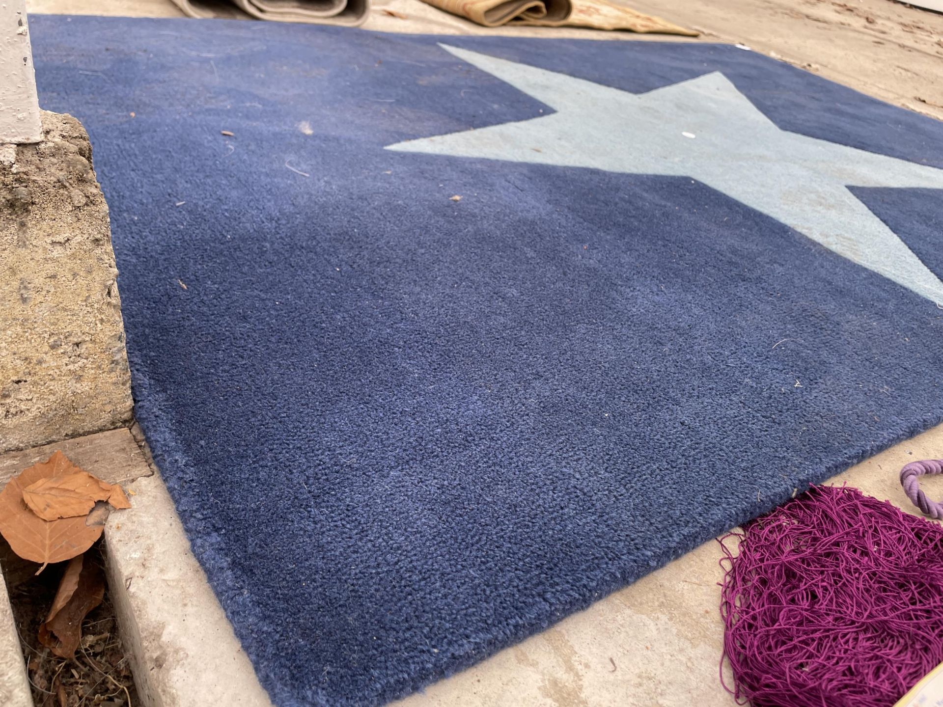 A MODERN BLUE RUG - Bild 3 aus 3