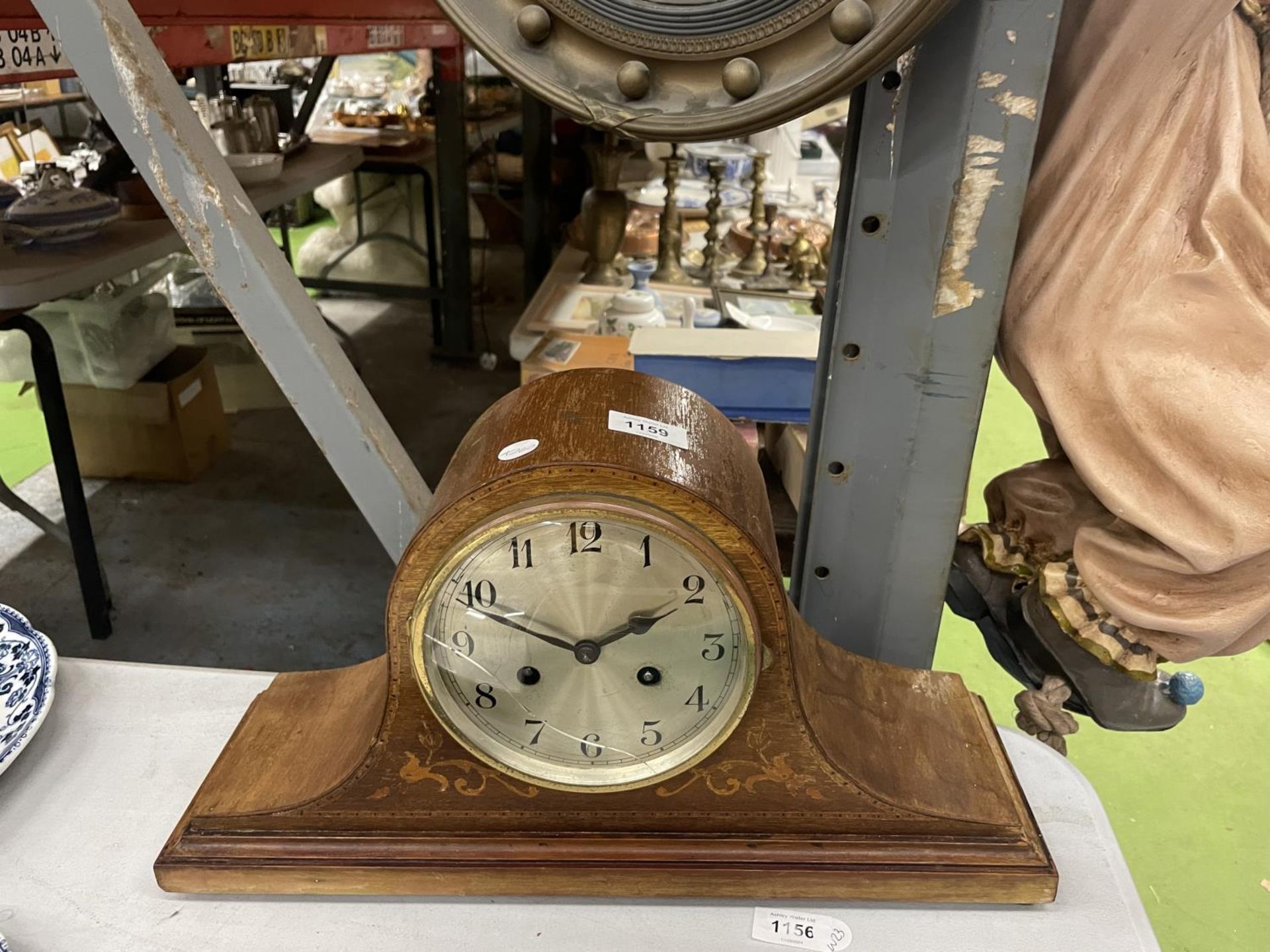 AN EDWARDIAN MAHOGANY MANTLE CLOCK, WITH INLAY TO THE FRONT, GLASS A/F