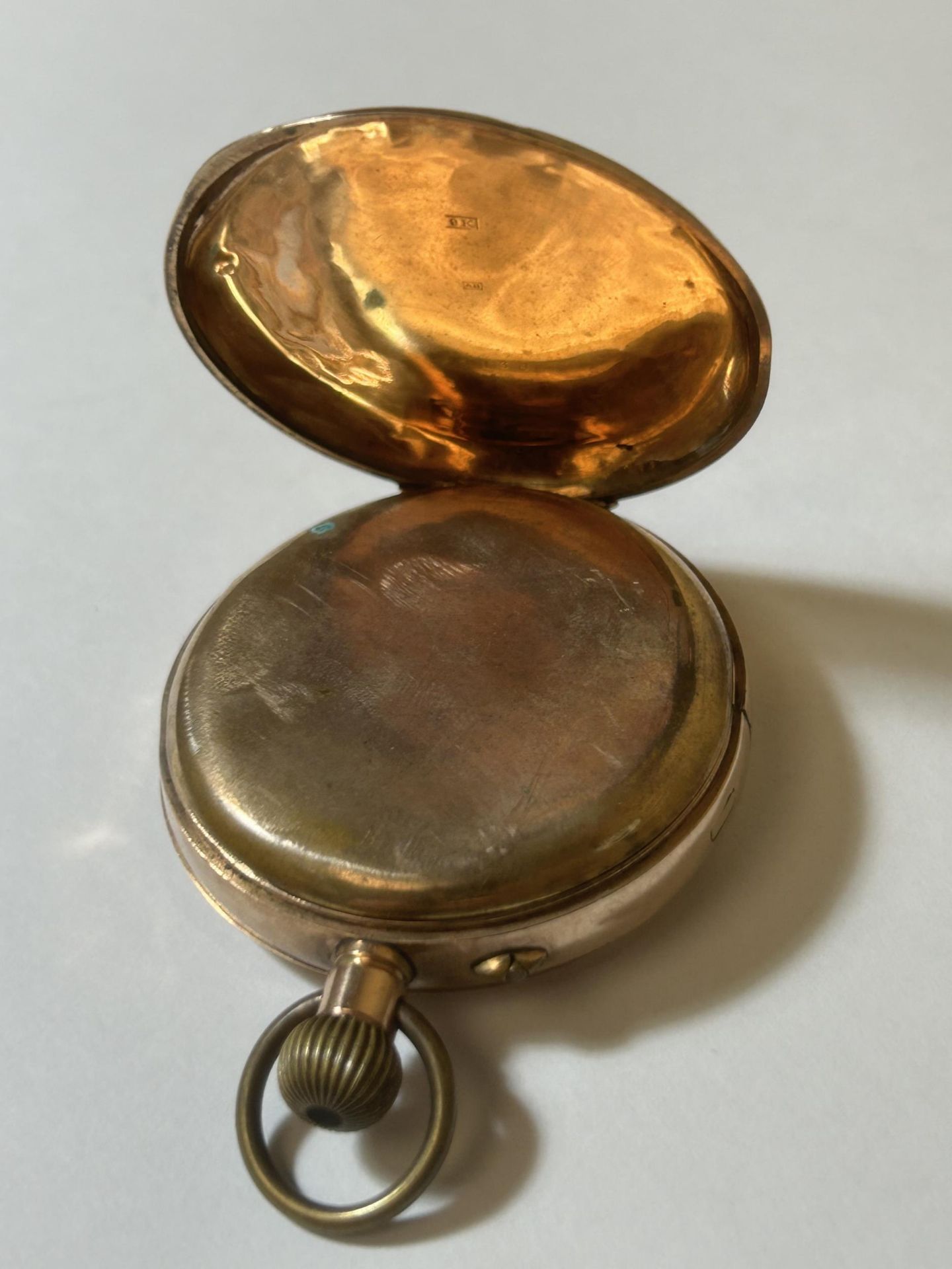 A 9CT YELLOW GOLD OPEN FACED POCKET WATCH GROSS WEIGHT 89.24 GRAMS WITH LEVER ESCAPEMENT AND A ROMAN - Image 4 of 5