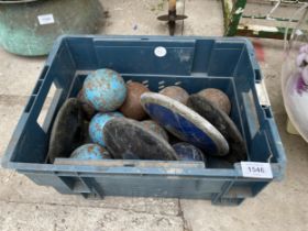 AN ASSORTMENT OF VINTAGE SHOT PUTS AND DISCUS DISCS