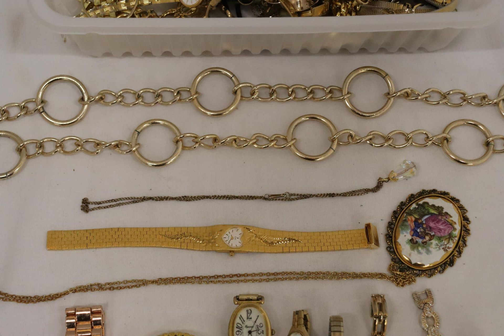 A QUANTITY OF YELLOW METAL COSTUME JEWELLERY TO INCLUDE WATCHES, BRACELETS, CHAINS, ETC - Image 7 of 7