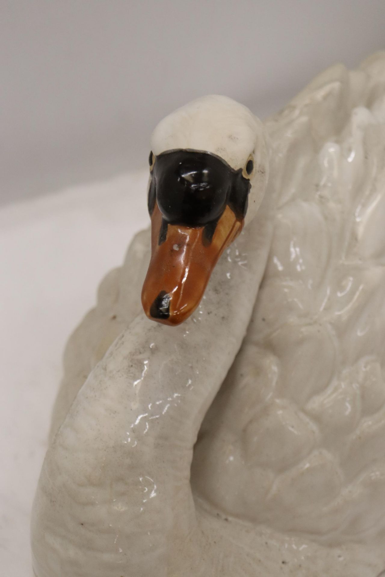 A LARGE CERAMIC SWAN - Image 2 of 5