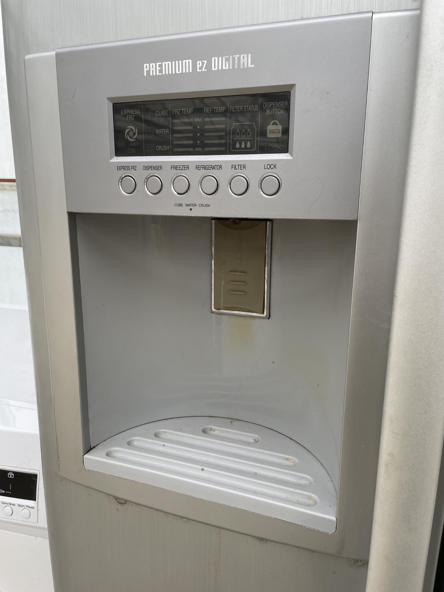 A SILVER LG AMERICAN STYLE FRIDGE FREEZER WITH WATER DISPENSER - Image 2 of 3