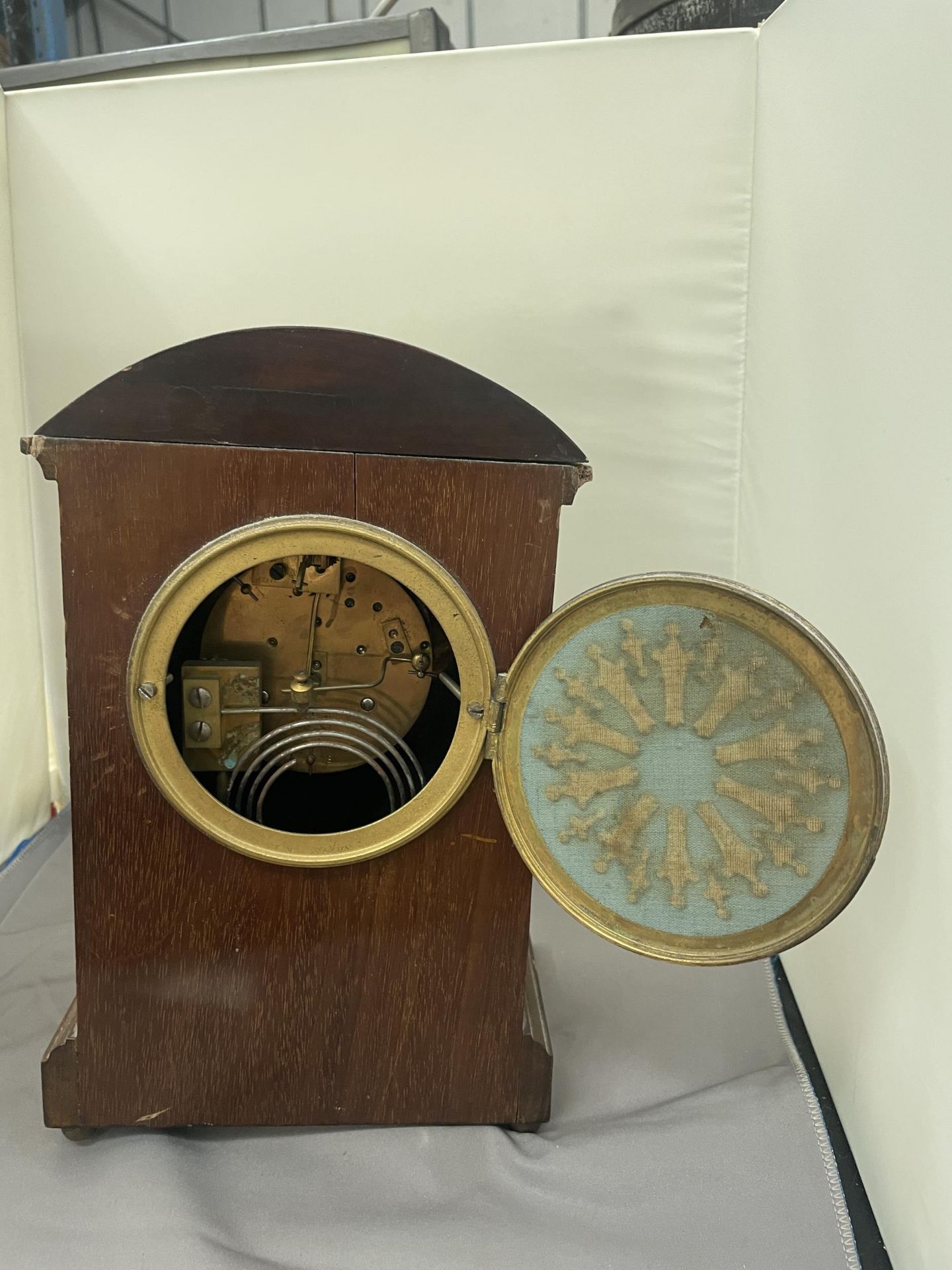 A MAHOGANY INLAID MANTLE CLOCK WITH INSCRIPTION PLATE (A/F LEG MISSING) - Image 4 of 6