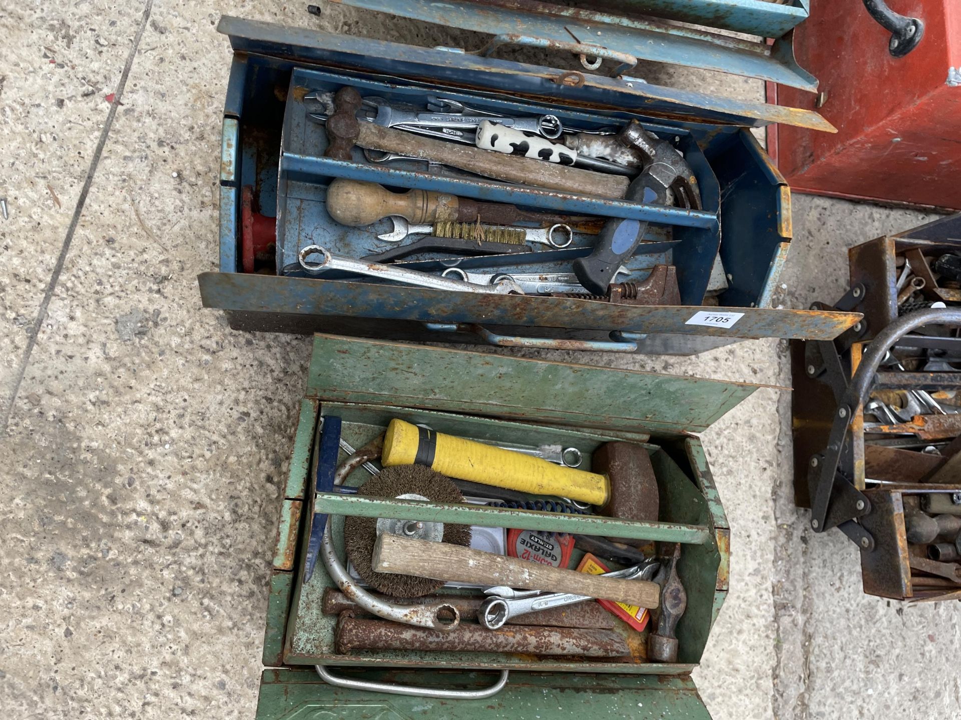 THREE METAL TOOL BOXES WITH AN ASSORTMENT OF TOOLS TO INCLUDE HAMMERS, MOLE GRIPS AND CHISELS ETC - Bild 3 aus 3