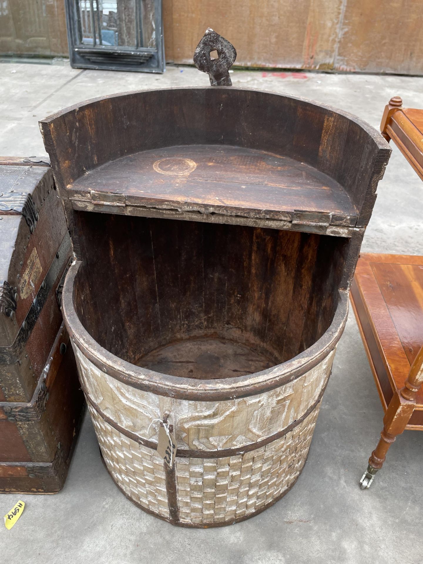 AN INDIAN HARDWOOD GRAIN/RICE DRUM CONTAINER WITH HINGED LID AND METALWARE FITTINGS DIAMETER 18" - Image 2 of 5
