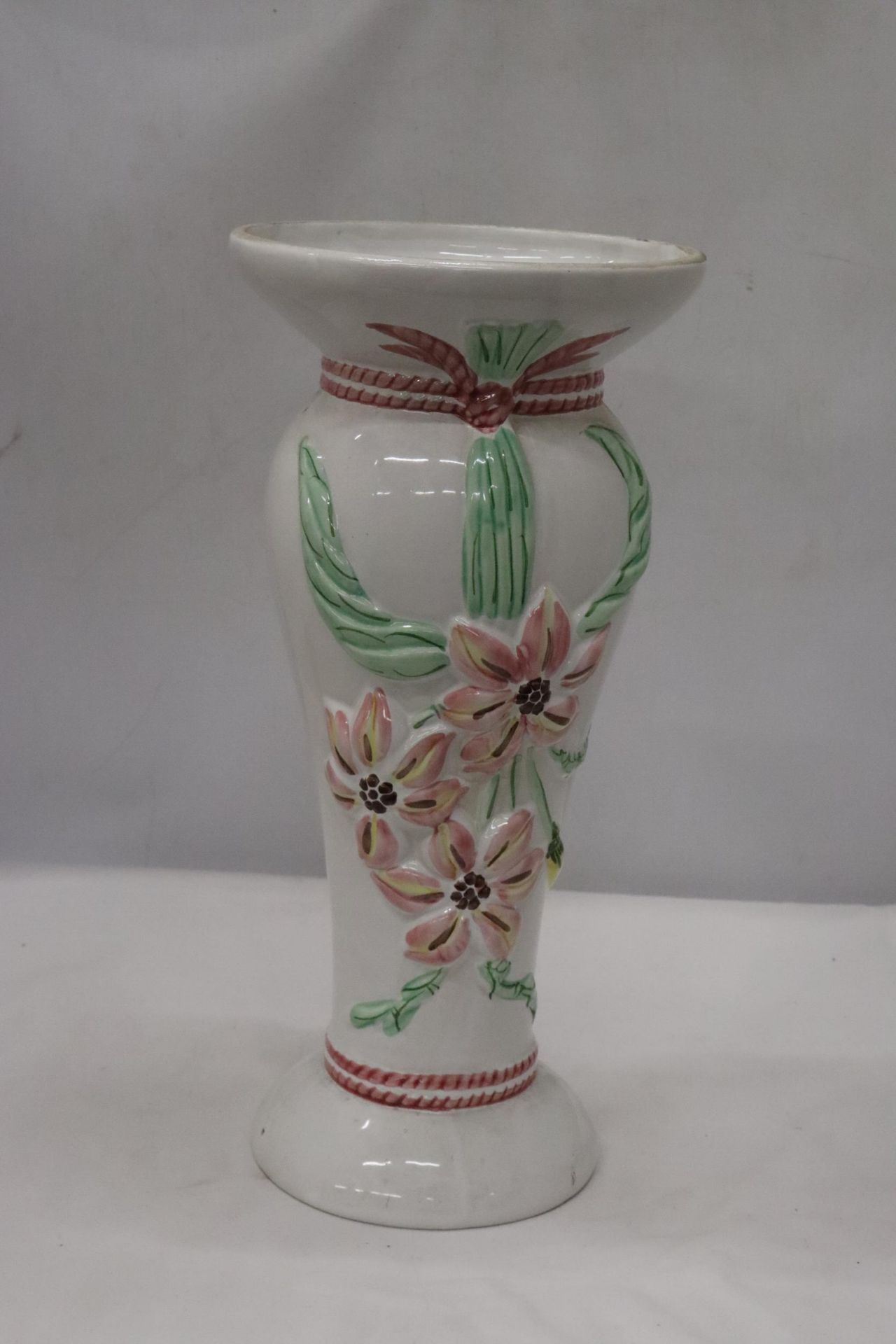 A LARGE FLORAL VASE, HEIGHT 43CM