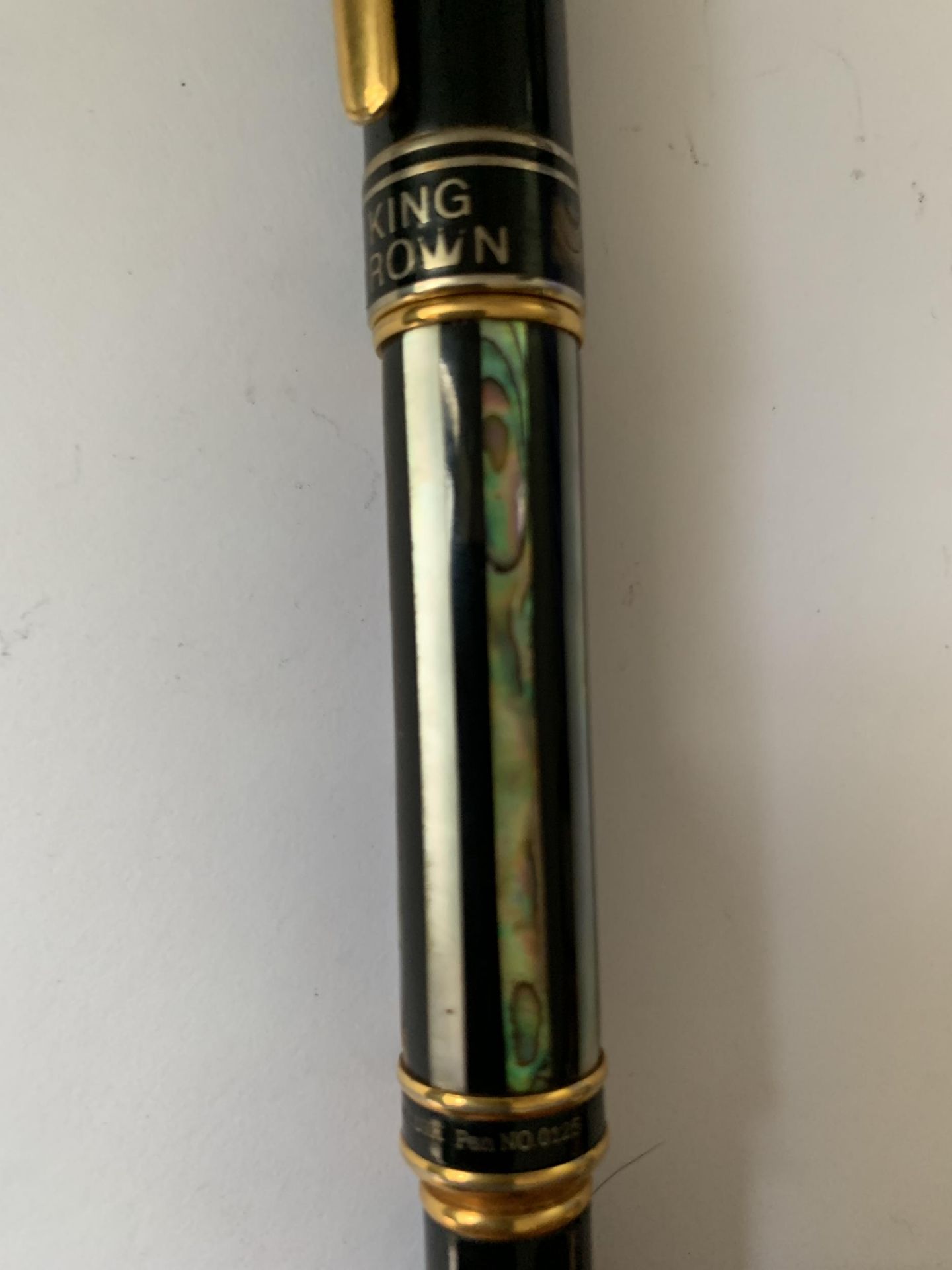 A KING CROWN 0125 FOUNTAIN PEN INLAID WITH SHELL WITH AN 18 CARAT GOLD NIB - Image 3 of 5